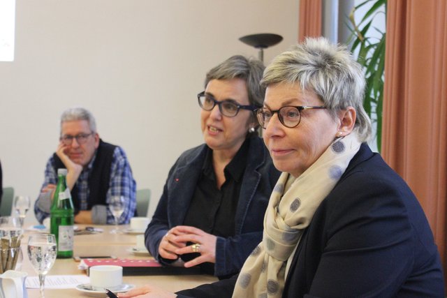 Anja Butschkau und Carina Gödecke stellten sich der Diskussion mit den ZWAR-Mitarbeitern.