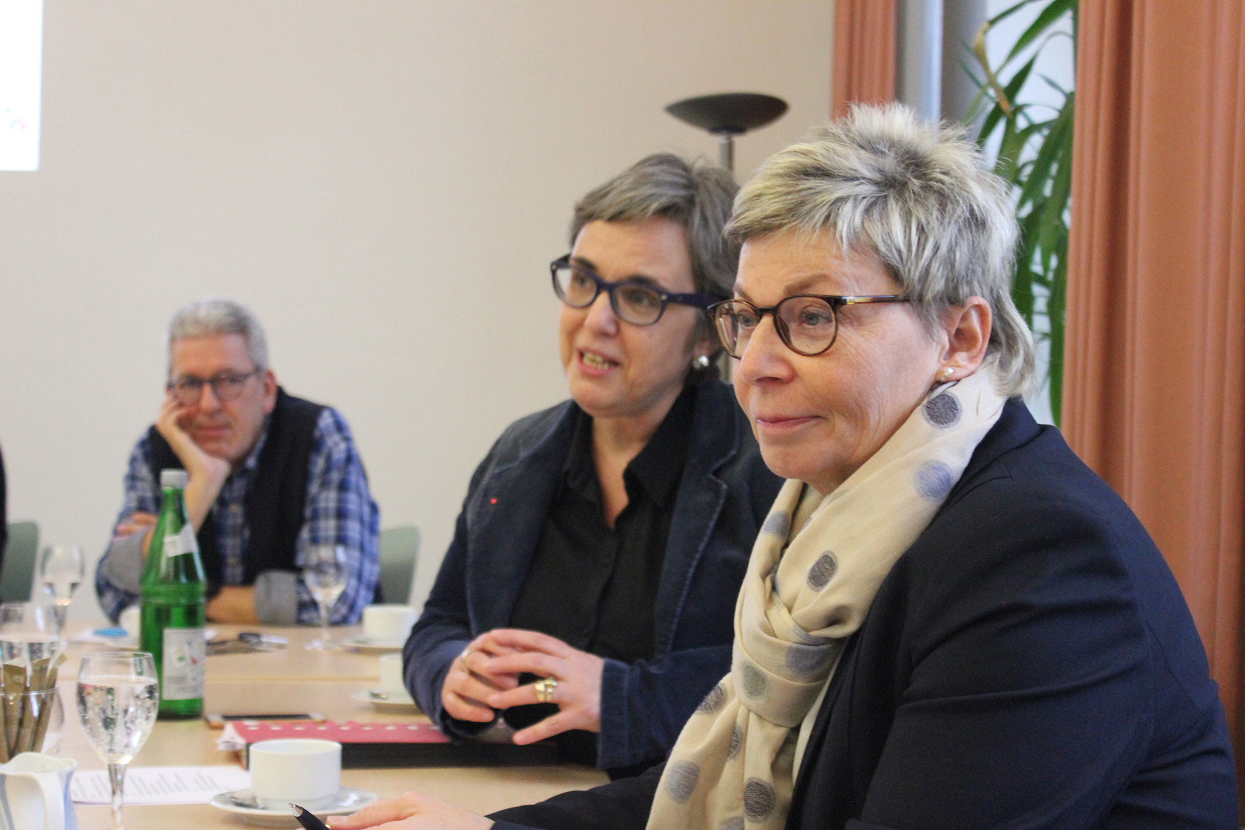 Anja Butschkau und Carina Gödecke stellten sich der Diskussion mit den ZWAR-Mitarbeitern.