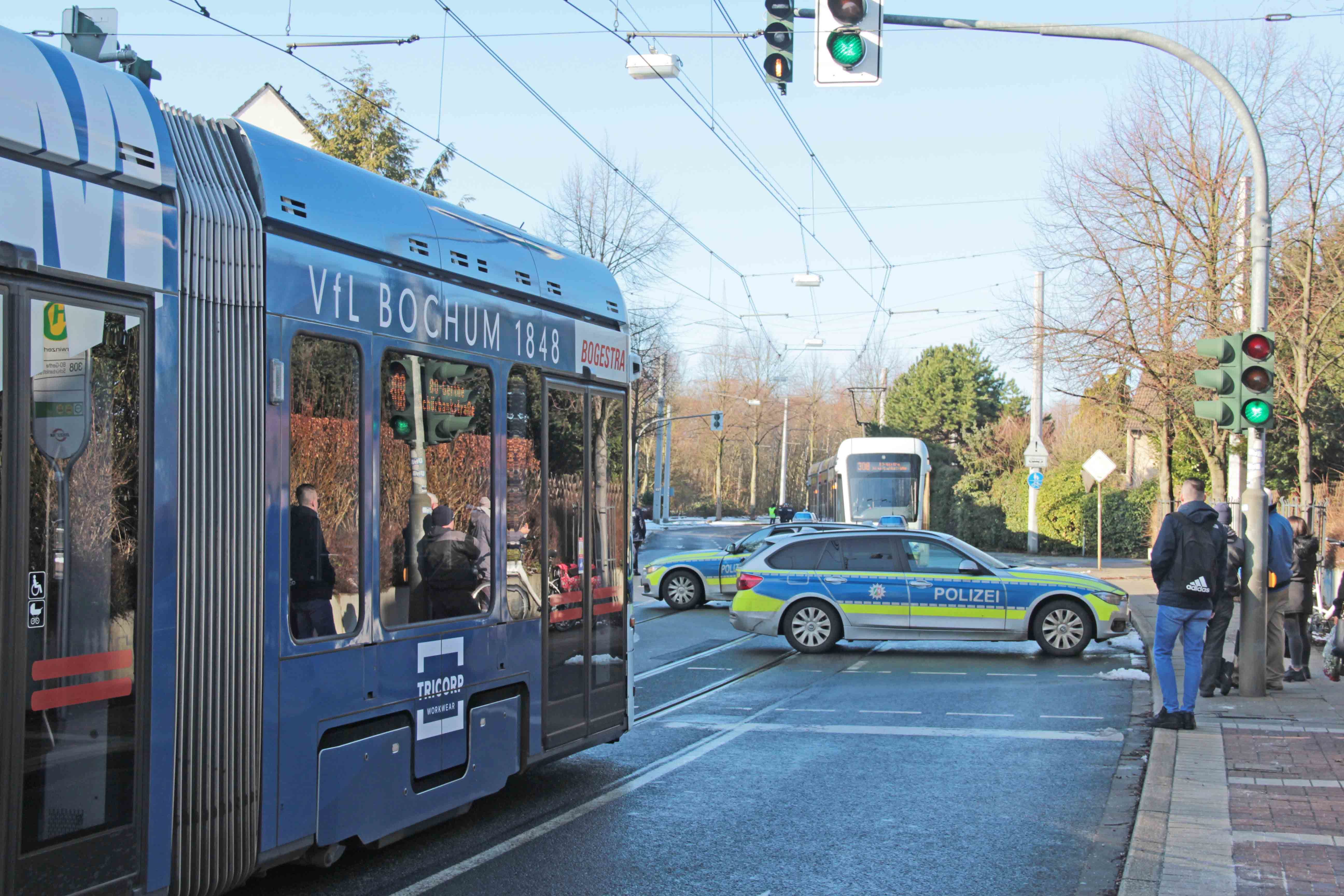Bereits in Höhe der Einmündung zum Oberwinzerfeld hatte die Polizei die Straße auf Hattinger Gebiet abgesperrt. Drei Straßenbahnen und ein Bus durften ebenfalls nicht weiterfahren, Fahrer und Fahrgäste aussteigen. Auch Anwohner durften die Häuser nicht verlassen. Foto: Römer