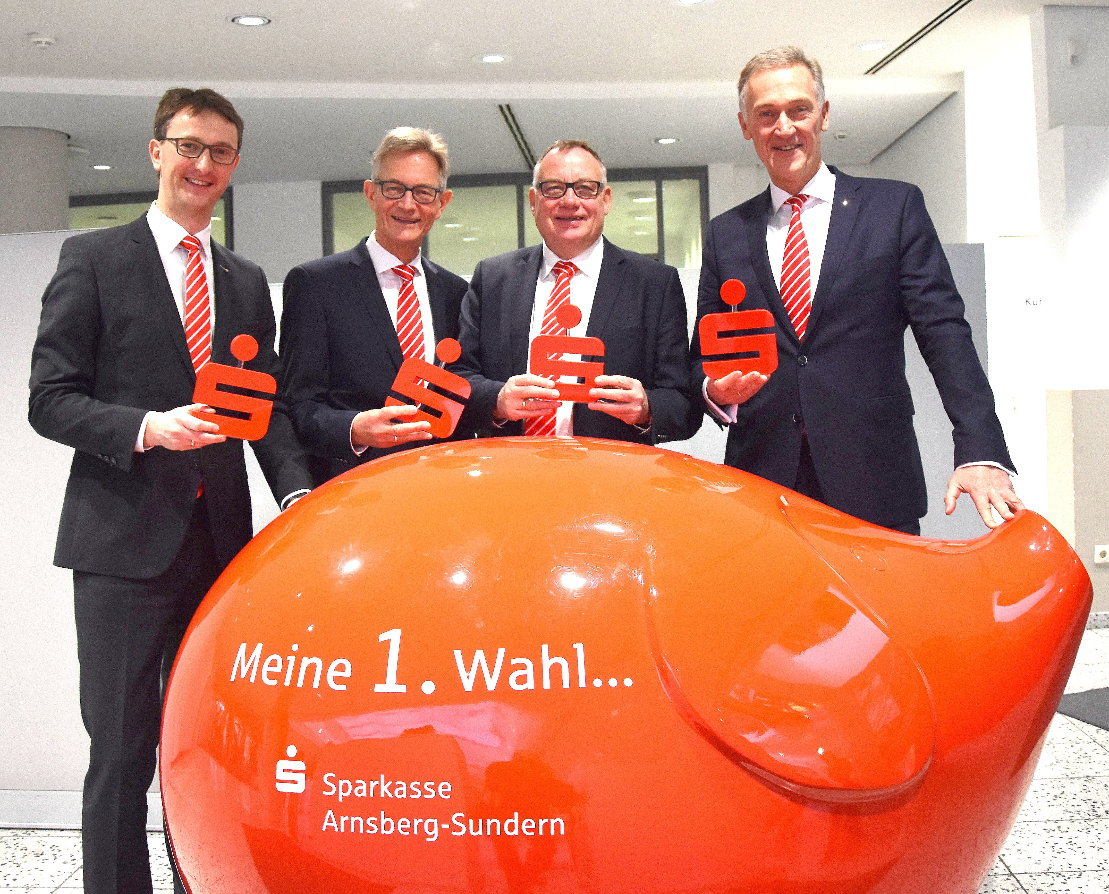 Stellten die Jahresbilanz der regionalen Sparkassen vor: Peter Vogt (Schmallenberg), Norbert Runde (Arnsberg-Sundern), Peter Wagner (Hochsauerland und Peter Schulte (Meschede, v.l.).