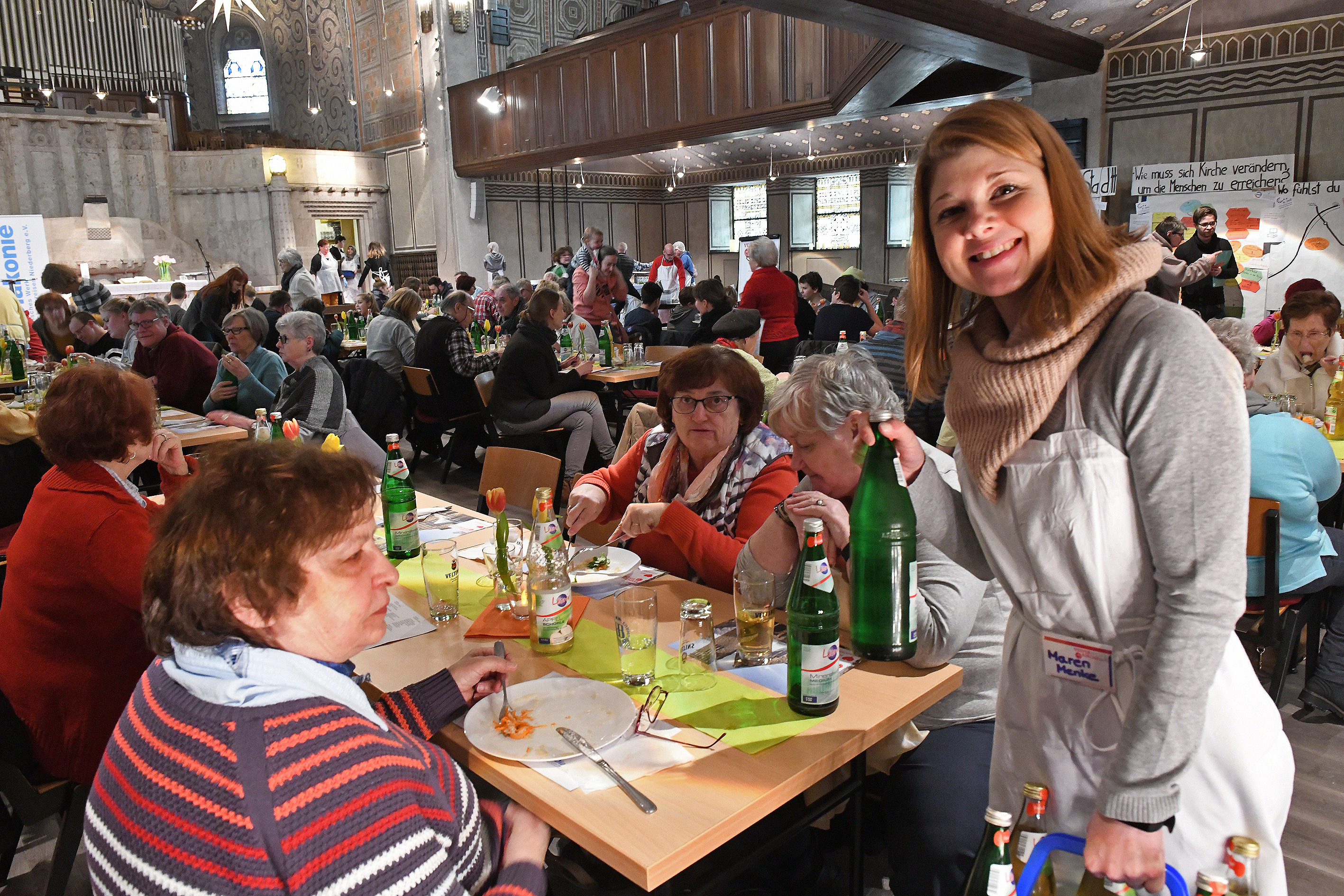 Interessierte Bürger können noch heute und morgen in der Christuskirche in Velbert Platz nehmen und im Rahmen der "Vesperkirche Niederberg" ein köstliches Drei-Gang-Menü genießen. Zwei Wochen lang haben täglich um die 300 Kinder und Erwachsene das kostenlose Angebot genutzt. Für einen reibungslosen Ablauf haben neben den Verantwortlichen des Diakonisches Werkes Niederberg auch zahlreiche ehrenamtliche Helfer gesorgt. Tatkräftig mit angepackt hat unter anderem auch Maren Menke, Redakteurin des Stadtanzeigers Niederberg.