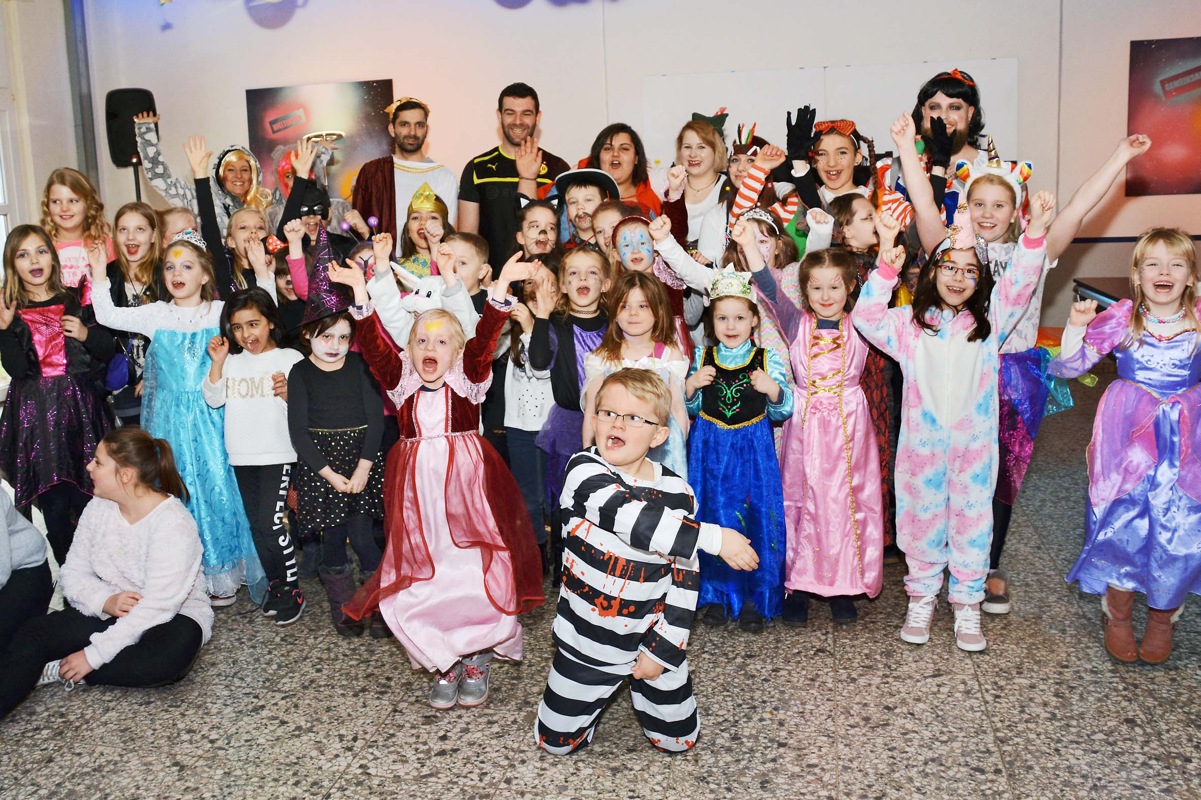 Auch im vergangenen Jahr wurde groß Karneval gefeiert in der Jugendfreizeitstätte Eving. Mit dabei: viele schmucke Prinzessinnen, ein kleiner Knastbruder und sogar ein bärtiges Schneewittchen...