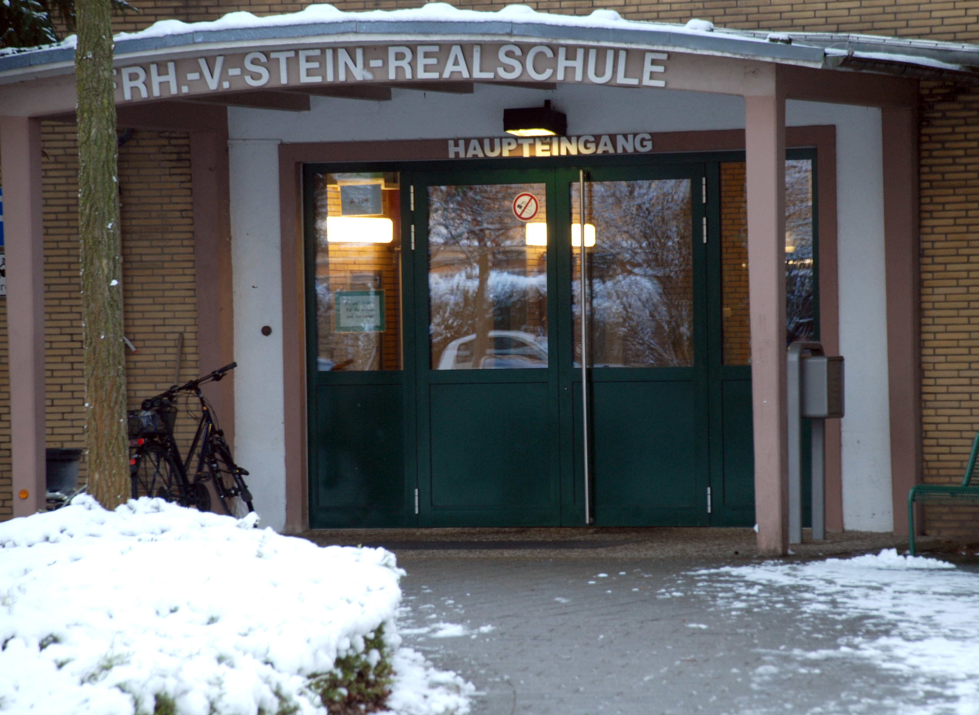 Der Amok-Alarm wurde von einer Lehrerin, die eine Notfall-App auf ihrem Handy hatte, wohl aus Versehen ausgelöst worden. Foto: Anja Jungvogel