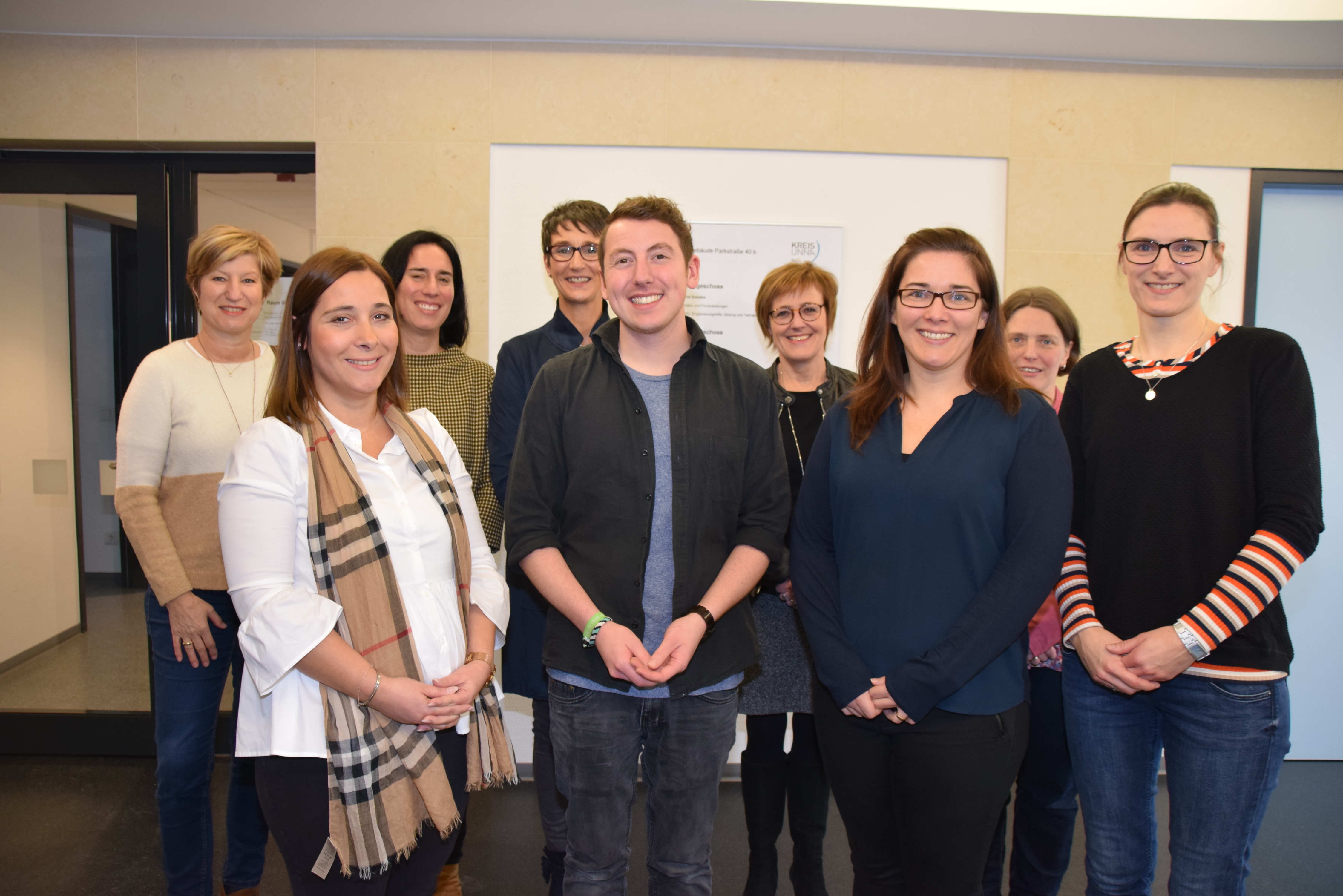 Bildzeile: Vorne von links nach rechts: Zoi Markou, Tobias Leßmann, Ellen Bothe, Nadine Strecker bei der Begrüßung. Foto: Max Rolke – Kreis Unna