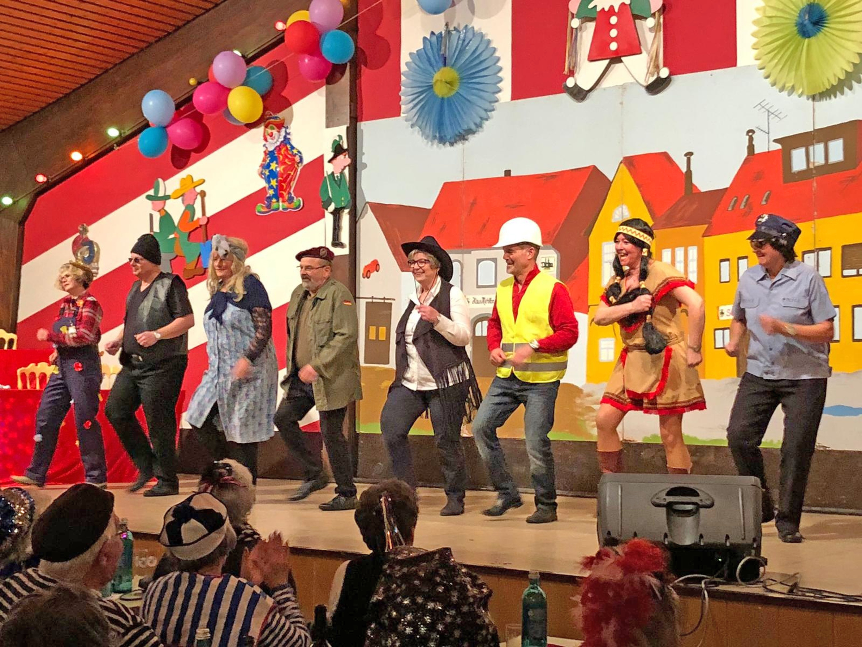 Die „Dorfnudeln“ unter der Leitung von Ute Hellingrath und Heike Moes begeisterten mit ihrer Playback Show.
