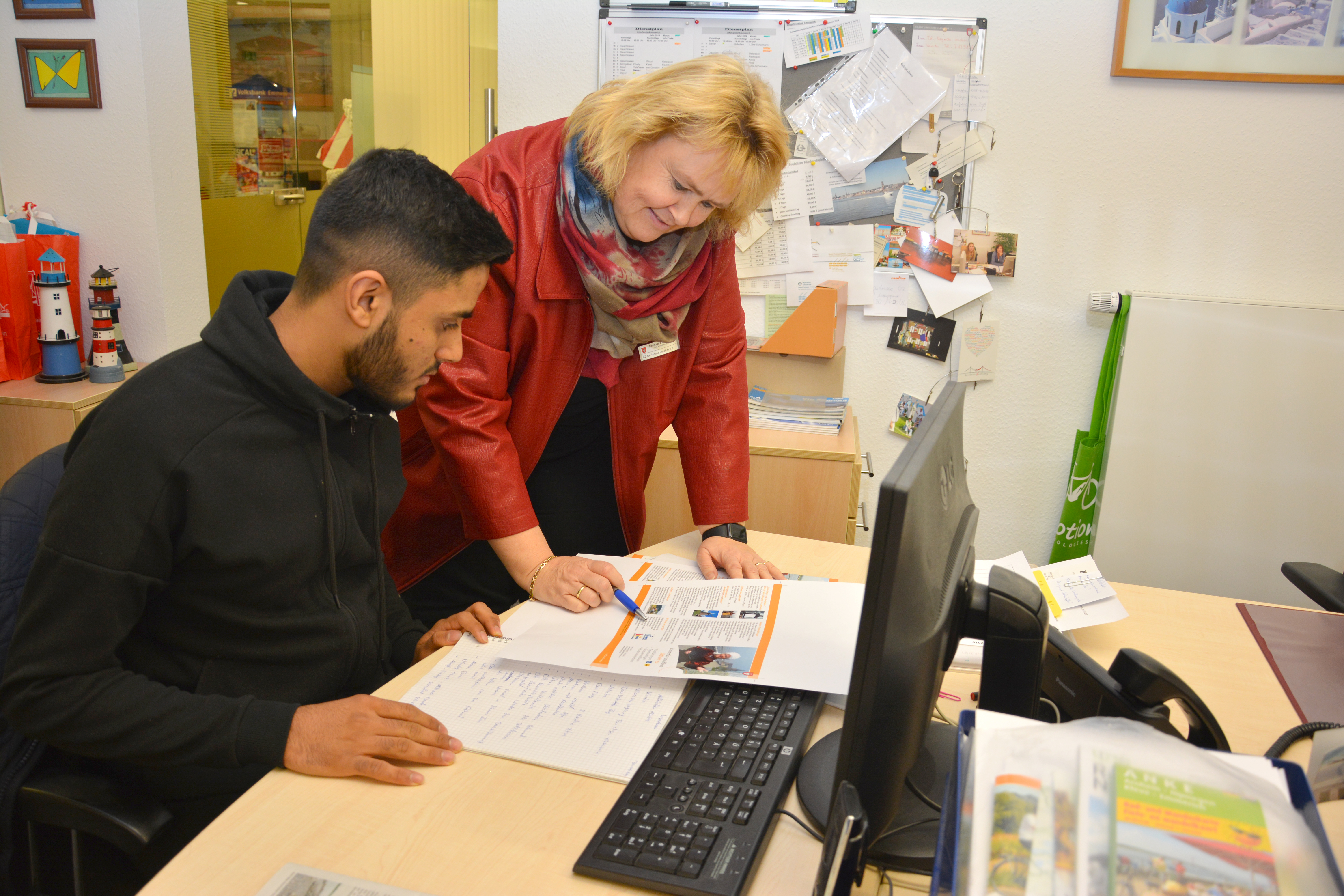 Manon Loock-Braun vom Infocenter erklärt ihrem Praktikanten Jawad Karimi die nächsten Aufgaben.