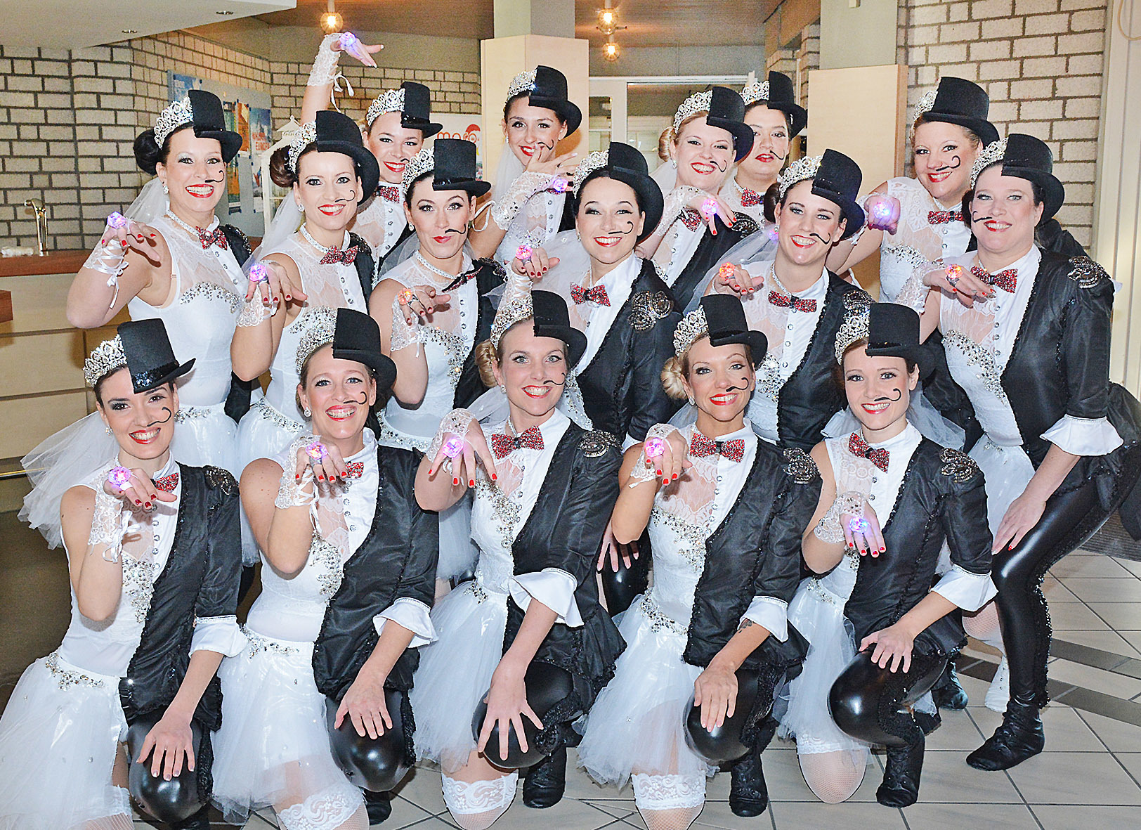 Die Tanzgruppe "Deja vu" begeistert Jahr für Jahr durch ihre Choreographie und Outfits. "Trau dich" so der Titel ihrer Aufführung mit den schwarz-weißen Kostümen. Fotos (3): Steve