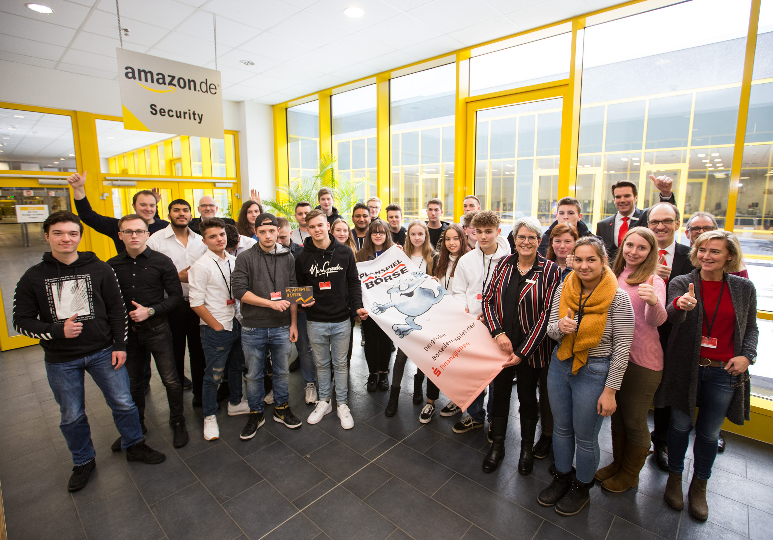 Im Amazon-Logistikzentrum in Rheinberg überreichten Spielleiterin Monika Pogacic, Marketing-Chef Stefan Ertelt und Anlageberater Simon Rediger von der Sparkasse Urkunden und Geldpreise.