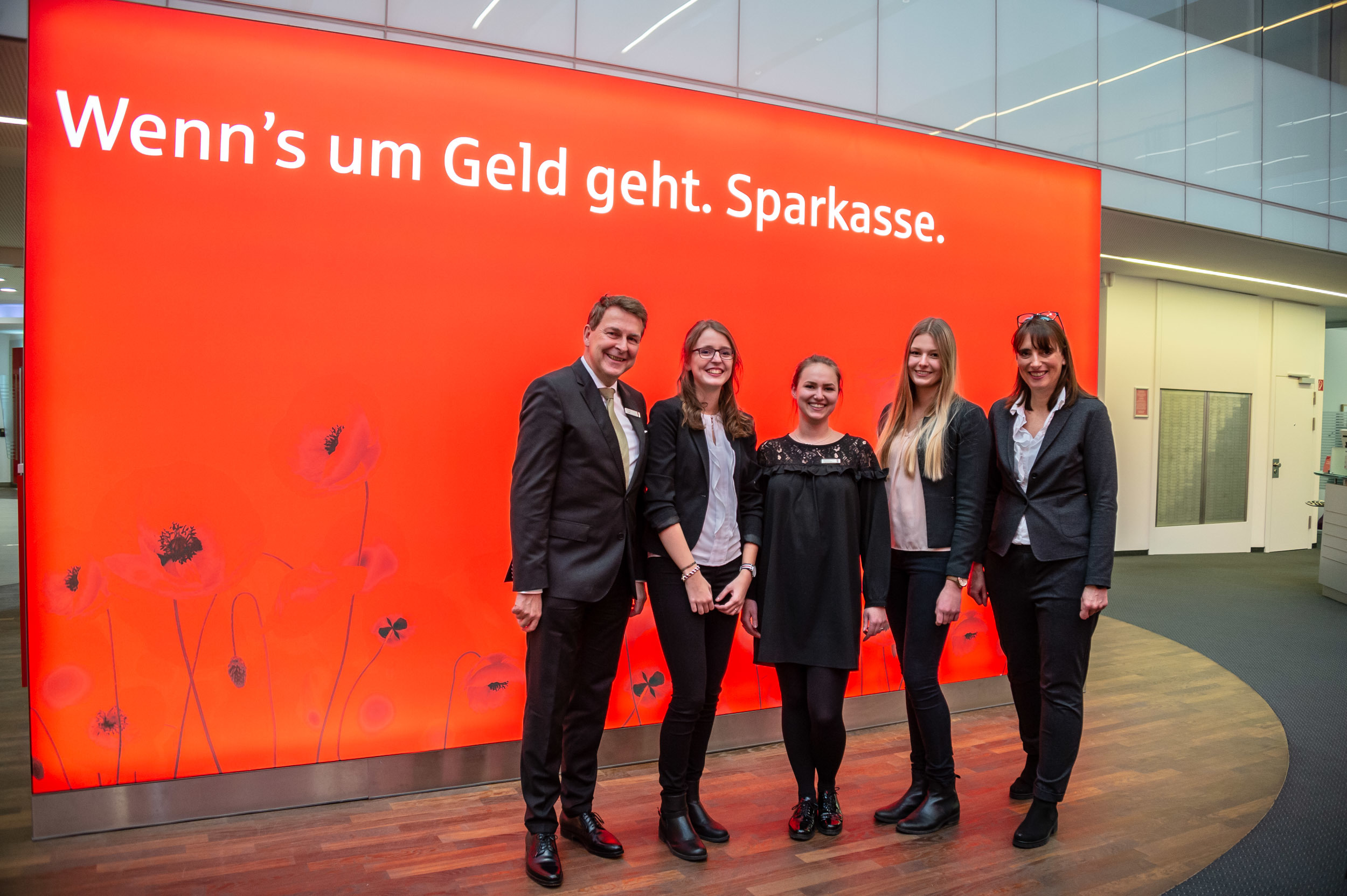 Vorstandsmitglied Dr. Peter Lucke mit Sarah Hantschel, Katharina Pöppelmann, Jana Motz sowie Ausbildungsleiterin Birgit Gawlik (v. l.).