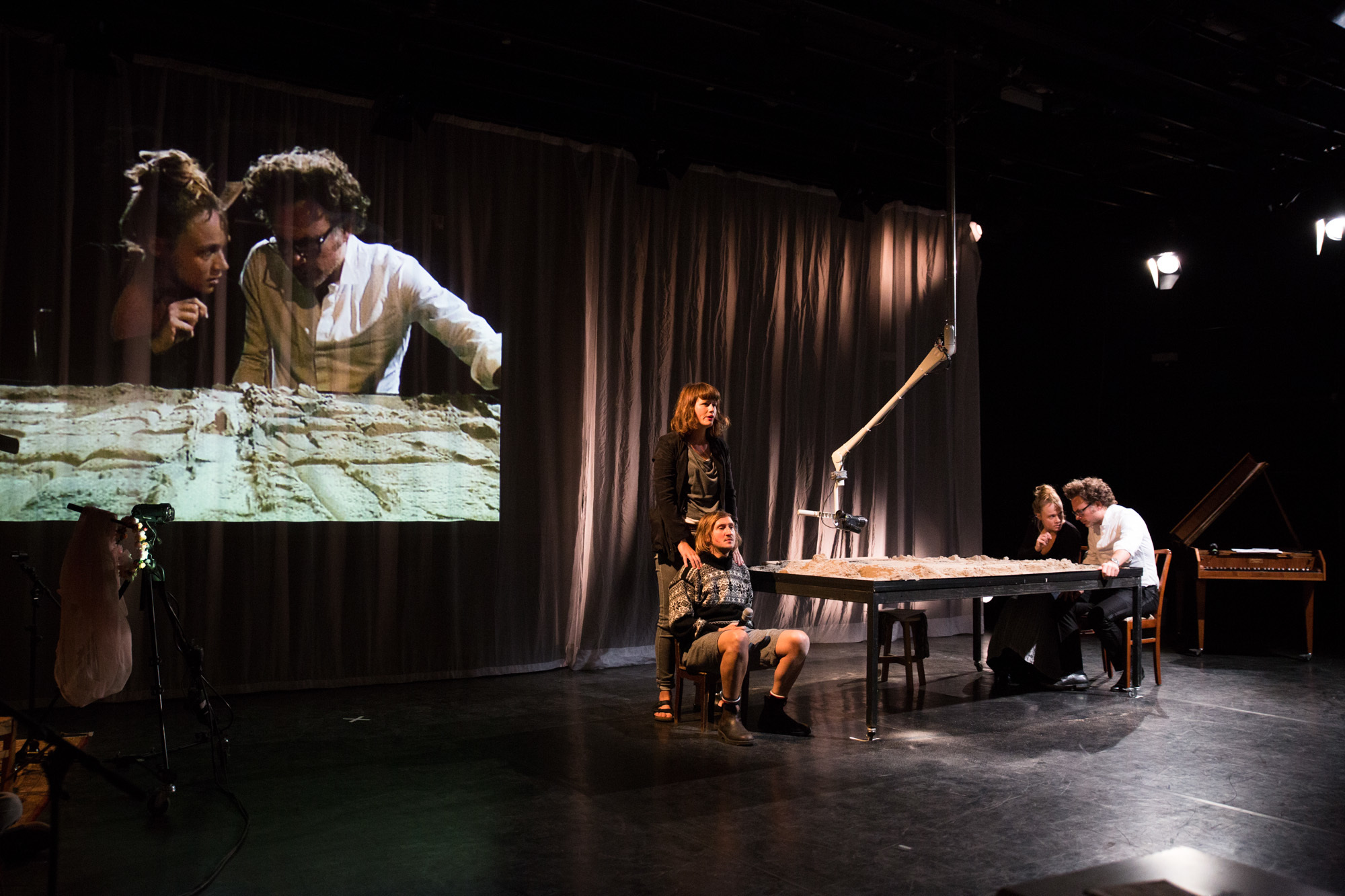 Das Theaterkollektiv subbotnik prräsentiert auf der Basis der Sagen um Troja gemeinsam mit einem Chor aus jungen Menschen ein originelles, spannendes und poetisches Musiktheater-Erlebnis.
Foto: Christian Herrmann