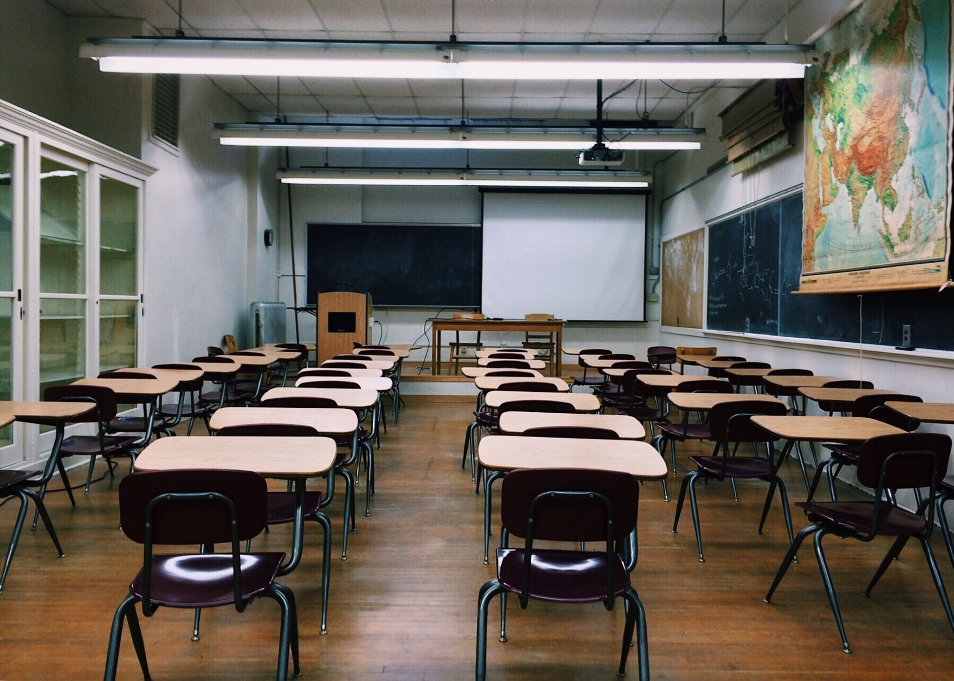 Symbolfoto: Ein leeres Klassenzimmer.