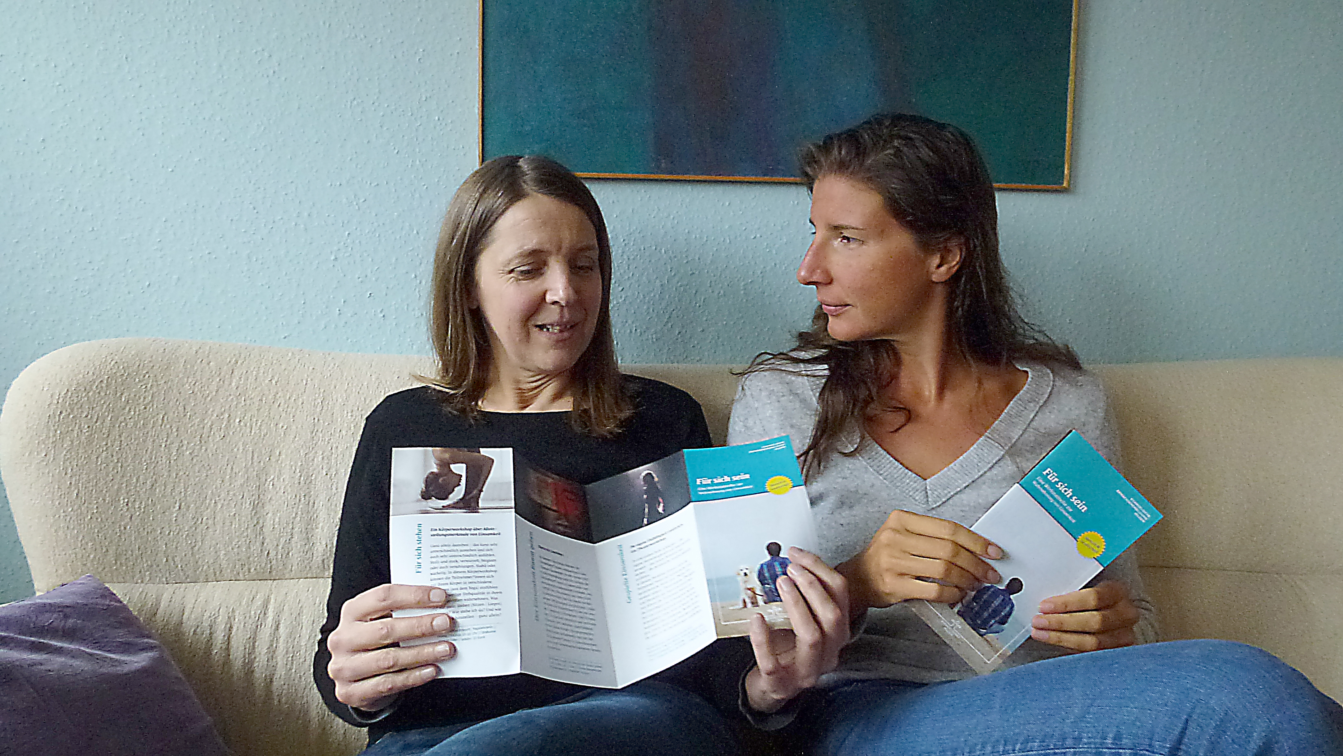 Susanne Pramann (eeb-Hilden) und Simone Münzer (VHS Hilden-Haan) freuen sich über das neue Programm.