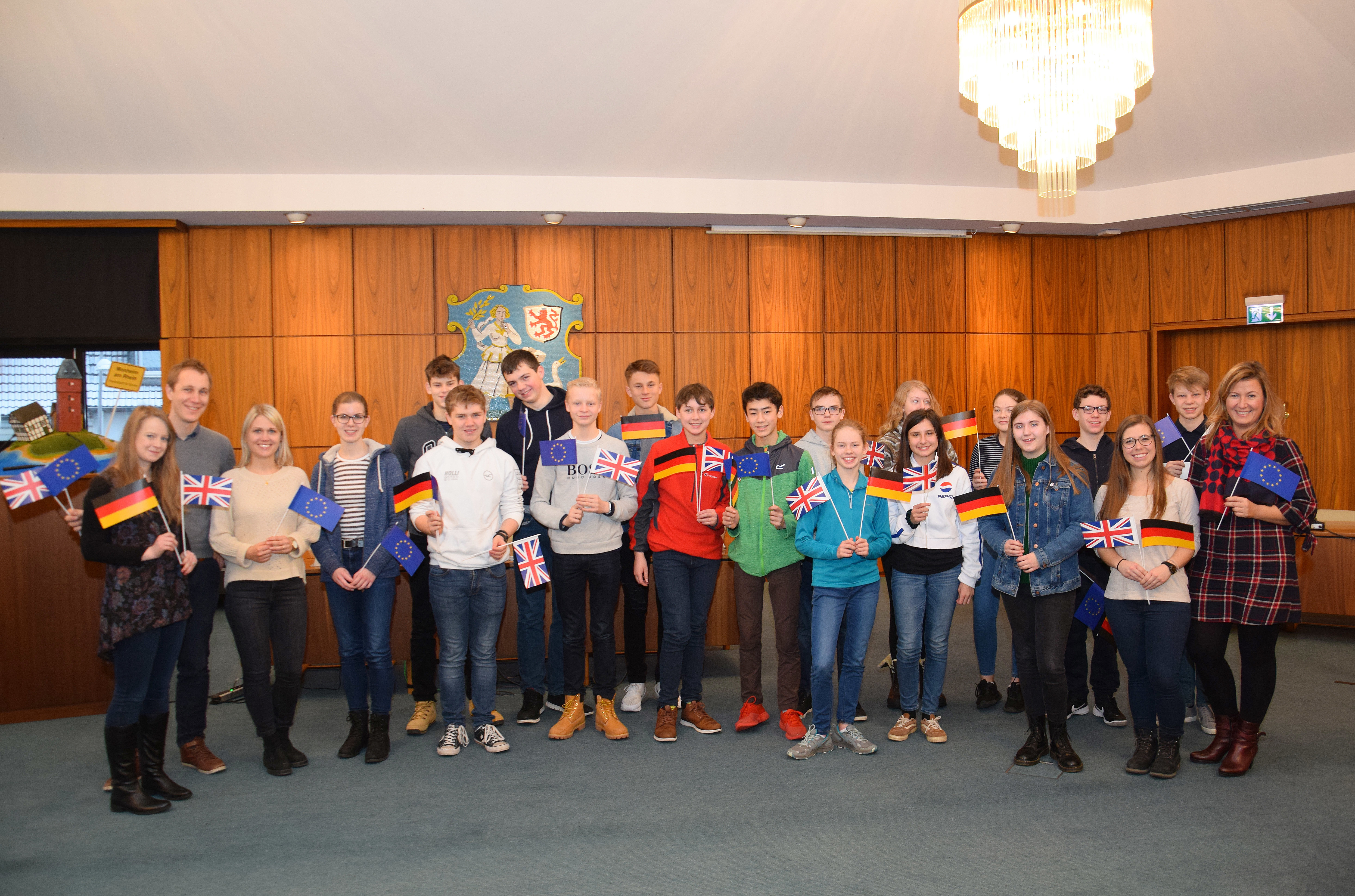 Die englischen Schüler mit ihren Lehrkräften im Monheimer Ratssaal.
Foto: Thomas Spekowius