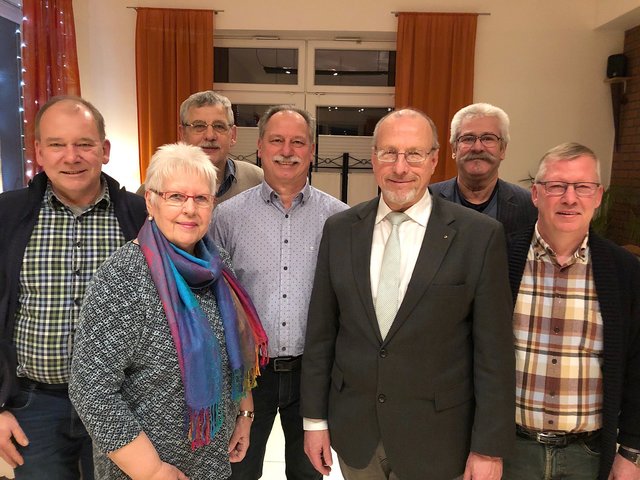 Erfahrungsaustausch der Ortsvorsteher: hintere Reihe v.l.: Dirk Haverkamp, Klaus Kuhlmann, Uwe Reichelt, Franz Herdring vordere Reihe v.l.: Rosemarie Degenhardt, Bürgermeister Roland Schäfer, Michael Jürgens. Foto: privat
