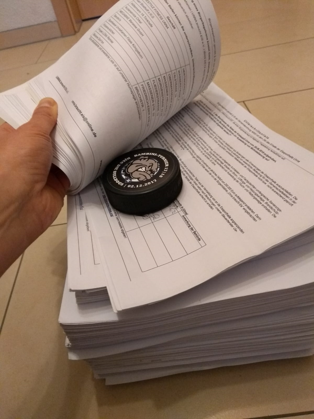 Ein dicker Packen mit Unterschriften wird jetzt an die Stadt überreicht