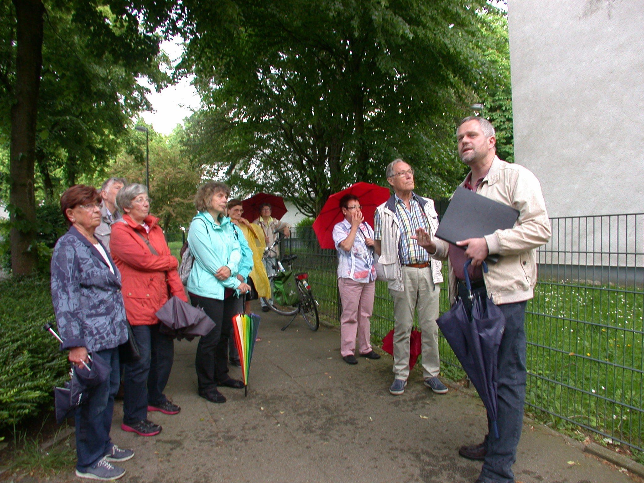 Unterwegs mit dem Kurs "Fundstücke im Essener Westen": Robert Welzel, Heimatforscher und Autor der Streifzüge-Reihe.