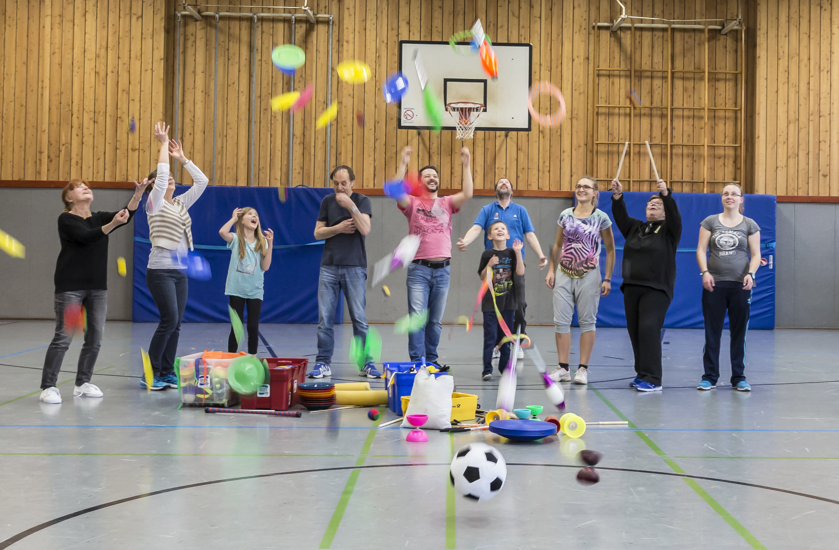 Jonglieren üben im SV Hilden-Ost beim Schnupperkurs im Februar.