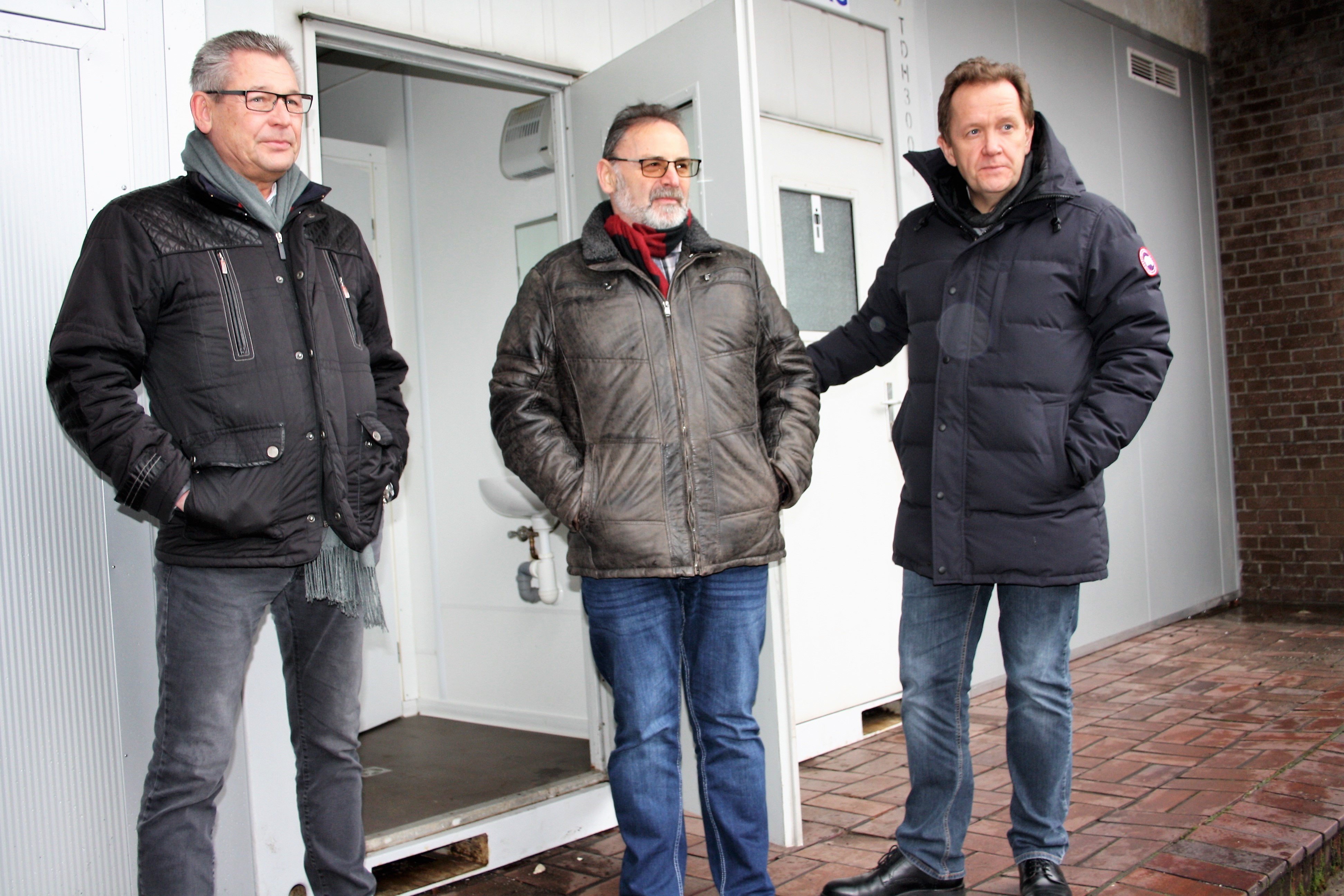 Die Hamborner Markthändler können ab sofort einen „eigenen“ Toiletten-Container an der Parallelstraße nutzen. Den haben jetzt (v.l.) IMD-Geschäftsführer Jürgen Kugelberg, Bezirksbürgermeister Uwe Heider und Uwe Kluge, Geschäftsführer von Duisburg Kontor, offiziell übergeben.
Fotos: Reiner Terhorst