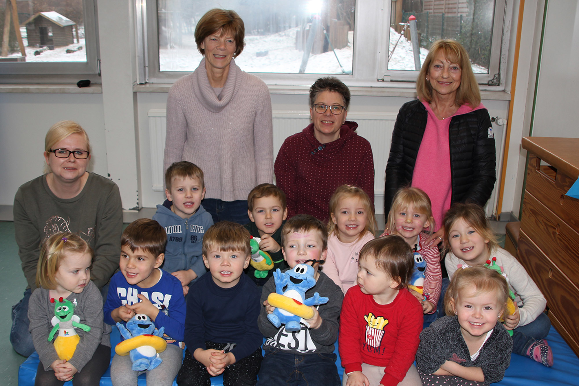 Copa-Badleiterin Petra Anlauf (hinten l.) zu Gast im Kindergarten Sonnenblume: Über den Erlös aus der Sterntaler-Spenenaktion freuen sich mit den Kindern Einrichtungsleiterin Ulrike Zander (hinten r.), Stephanie Edelmann (hinten Mitte) und Darinka Klebeck (l.).