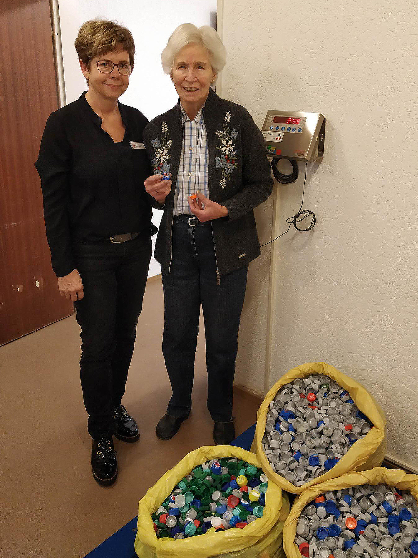 Annette Wilkens, Leiterin der Cafeteria, und Maria Luise Czarnetzki, Bewohnerin des Caritas-Zentrums Franz von Assisi, freuen sich über den Erfolg ihrer Sammelaktion.