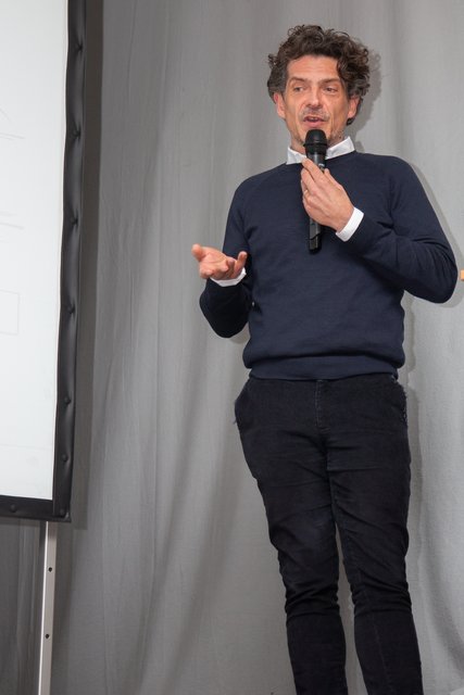 Lars Wittstock, Prokurist der Wärme, Energie und Rohstoff GmbH erklärte den Lauf des Altholzes von der Produktion bis zur Verwertung sowie das Procedre der durchgängigen Qualitätssicherung