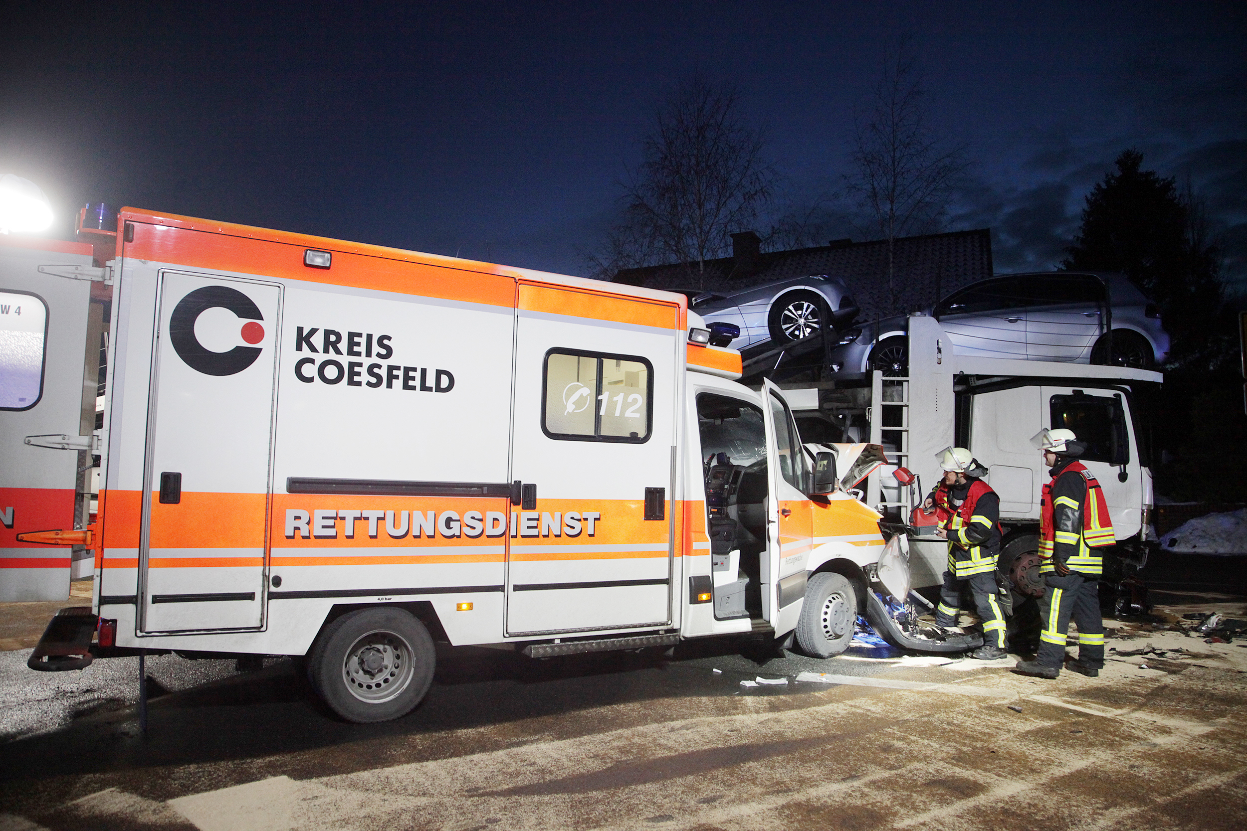 Der Rettungswagen und der Auto-Transporter kollidierten auf der Kreuzung.