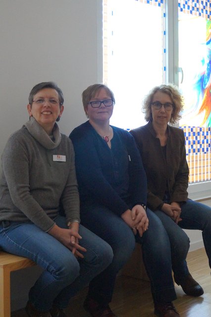 V.l.: Leiterin Marion Eichhorn, Stellvertr. Pflegedienstleiterin Ina Scholz und Vorstandsmitglied Karin Riedel im Raum der Stille im Hospiz.