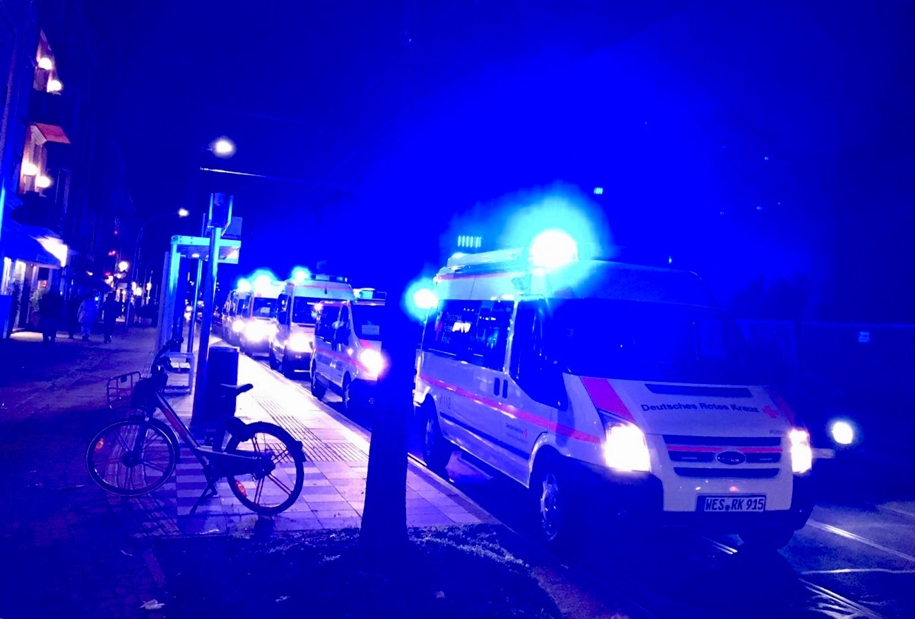 Mit einem großen Trupp von ehrenamtlichen Helferinnen und Helfern sowie Fahrzeugen war das Deutsche Rote Kreuz Kreisverband Niederrhein e.V. bei der Evakuierung im Zuge der Bombenentschärfung in Düsseldorf erfolgreich im Einsatz. Foto: DRK Kreisverband Niederrhein