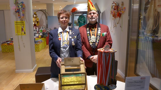 Zwei von 20 Karnevalisten, die im Forum auf möglichst viele Loskäufer hoffen: Susanne Vieten von der Karnevalsgesellschaft Blau Weiß und Dirk Gerhards von der Prinzengarde Rote Funken.