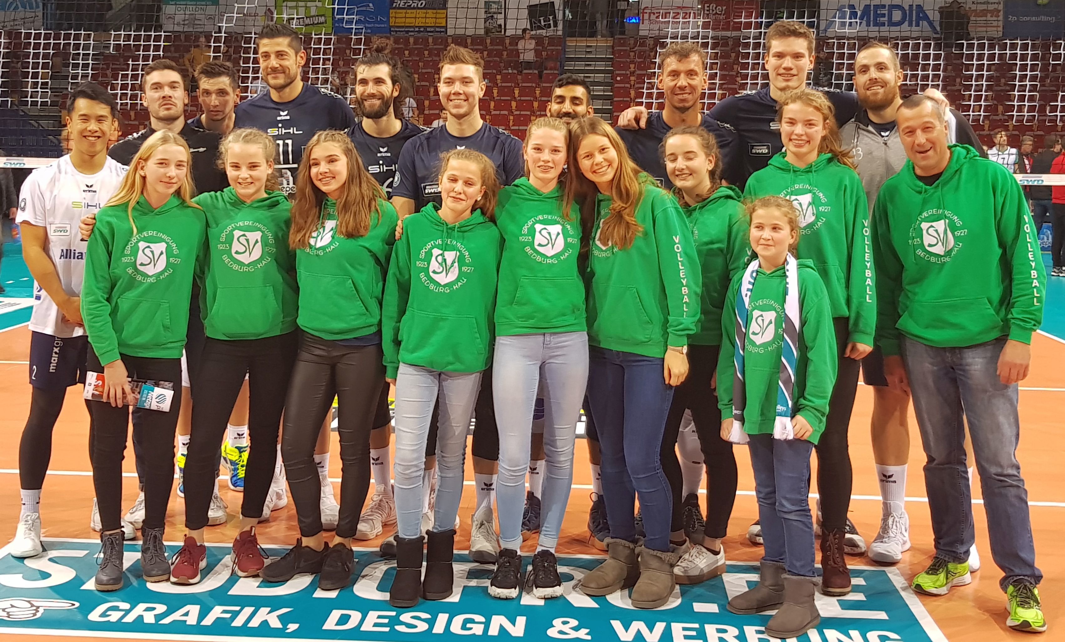 Unser Foto zeigt die U-16 Oberliga-Volleyballerinnen der SV Bedburg-Hau mit ihrem Coach Ralf Joeken zu Besuch beim Bundesligisten SWD Powervolleys Düren.