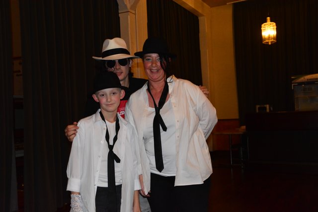 Mama und Sohn aus Dortmund sind große Michael Jackson-Fans und haben mit mir zusammen auf Csaba Horvát/Michael Jackson gewartet. 