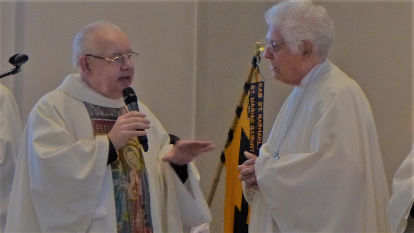 Zwei Priester-Jubilare aus St. Mariae Geburt: Pastor Herbert Rücker (links) wurde vor 50 Jahren und Franz Grave vor 60 Jahren zum Priester geweiht.