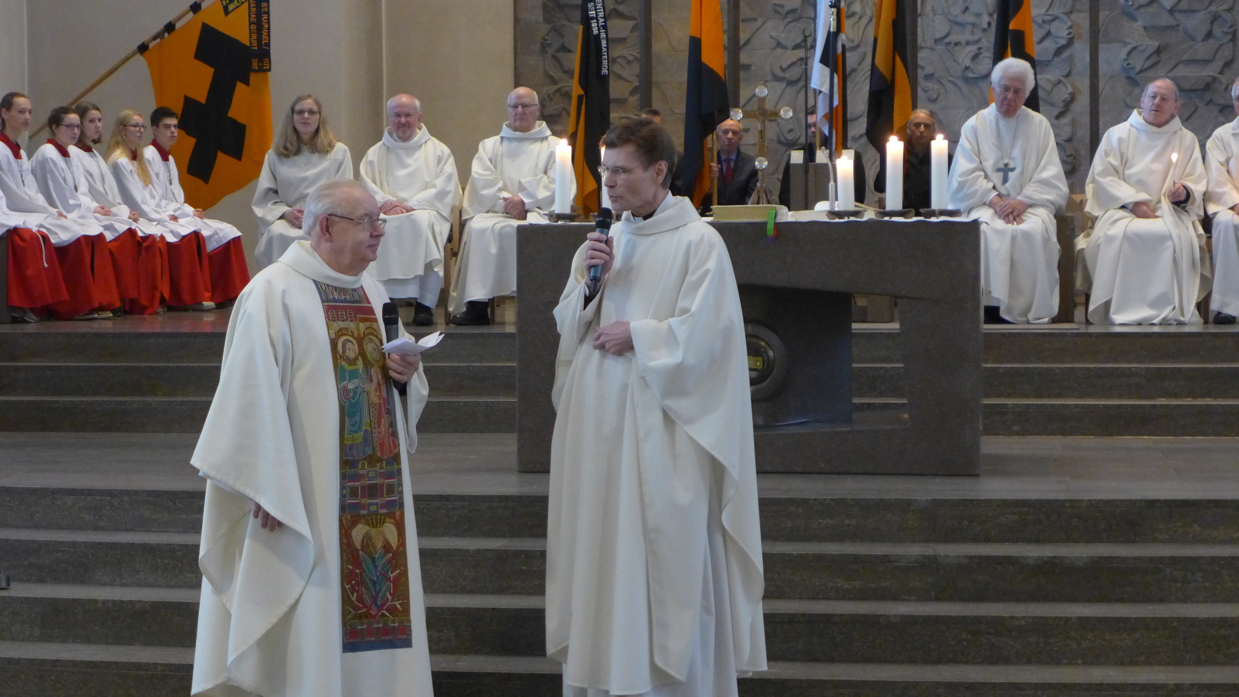 Herbert Rücker (links) und Michael Janßen bei ihrer Dialogpredigt in St. Mariae Geburt.