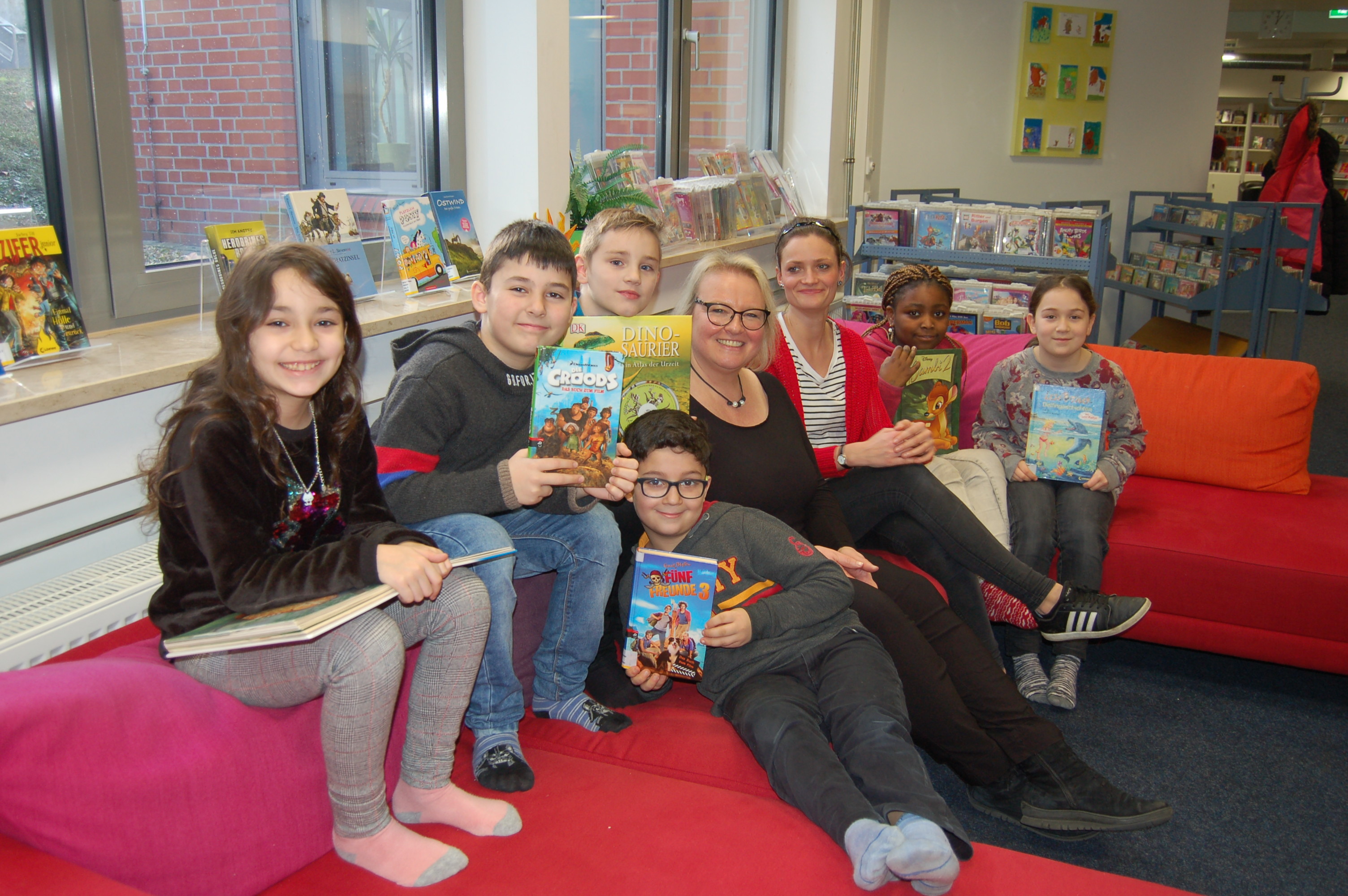 Bibliotheksleiterin Petra Sachse und Lehramtsanwärterin Hilde Schrey umgeben von den Expertenkindern Abdullah (türkisch), Nabila (arabisch), Leon (deutsch), Elyona (englisch), Azra-Nur (türkisch) und Daris (serbisch)