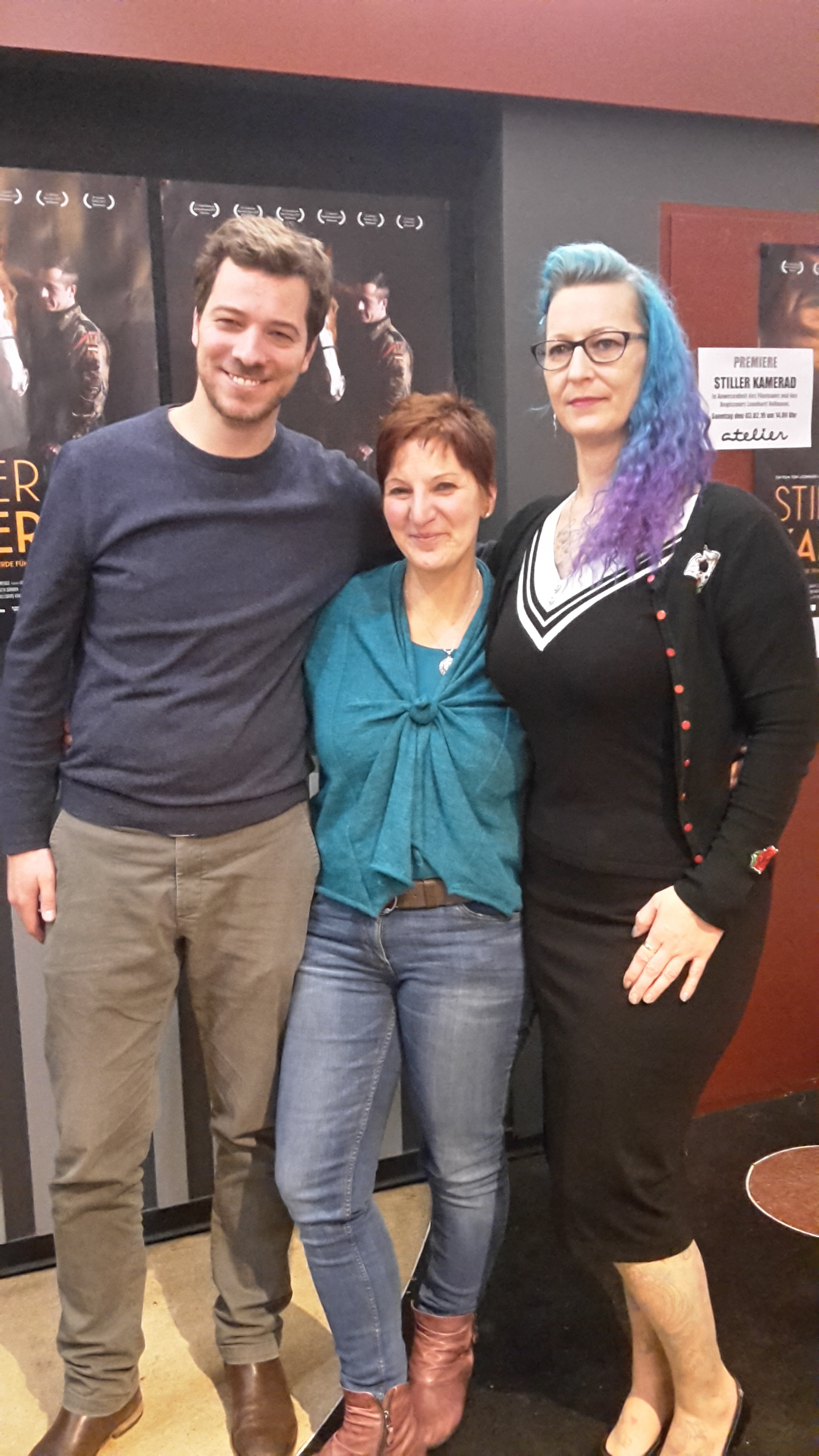 Regisseur Leonhard Hollmann (l.) kam gemeinsam mit Therapeutin Claudia Swierczek (M.) und der ehemaligen Bundeswehr-Sanitäterin Mandy (l.) heute ins Atelier-Kino nach Düsseldorf, um seinen Dokumentarfilm "Stiller Kamerad" vorzustellen.