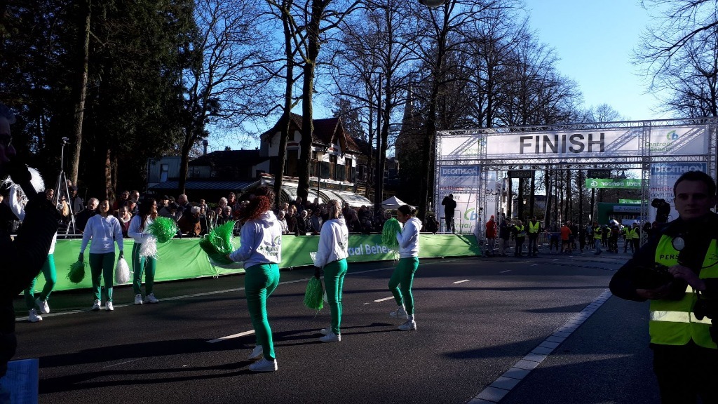Cheerleader beim Mitwinterlauf in Apeldoorn.