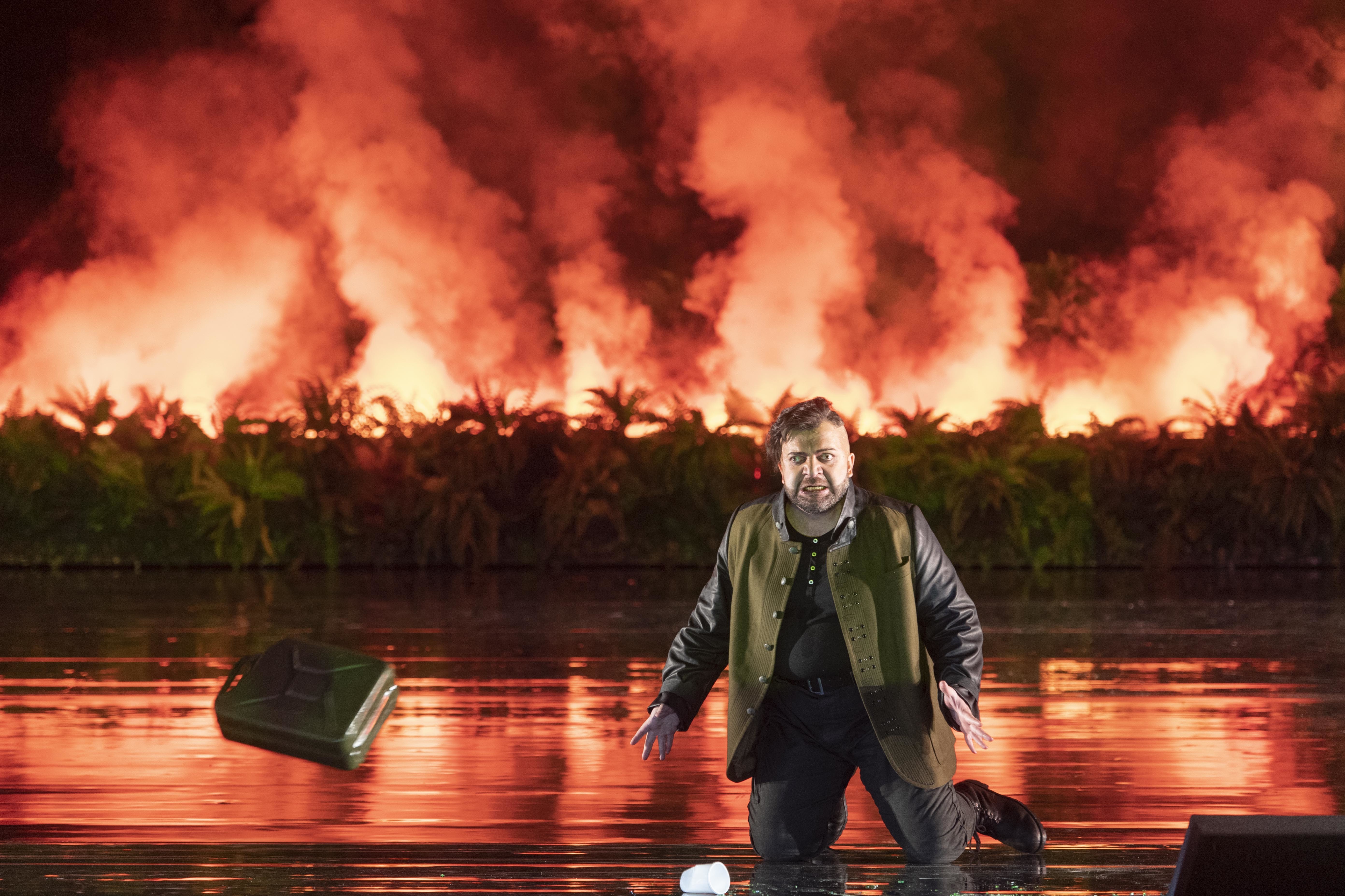 Starke Bilder liefert die Neuinszenierung der Verdi-Oper Otello am Aalto-Musiktehater. Unsere Foto: Nikoloz Lagvilava (Jago).