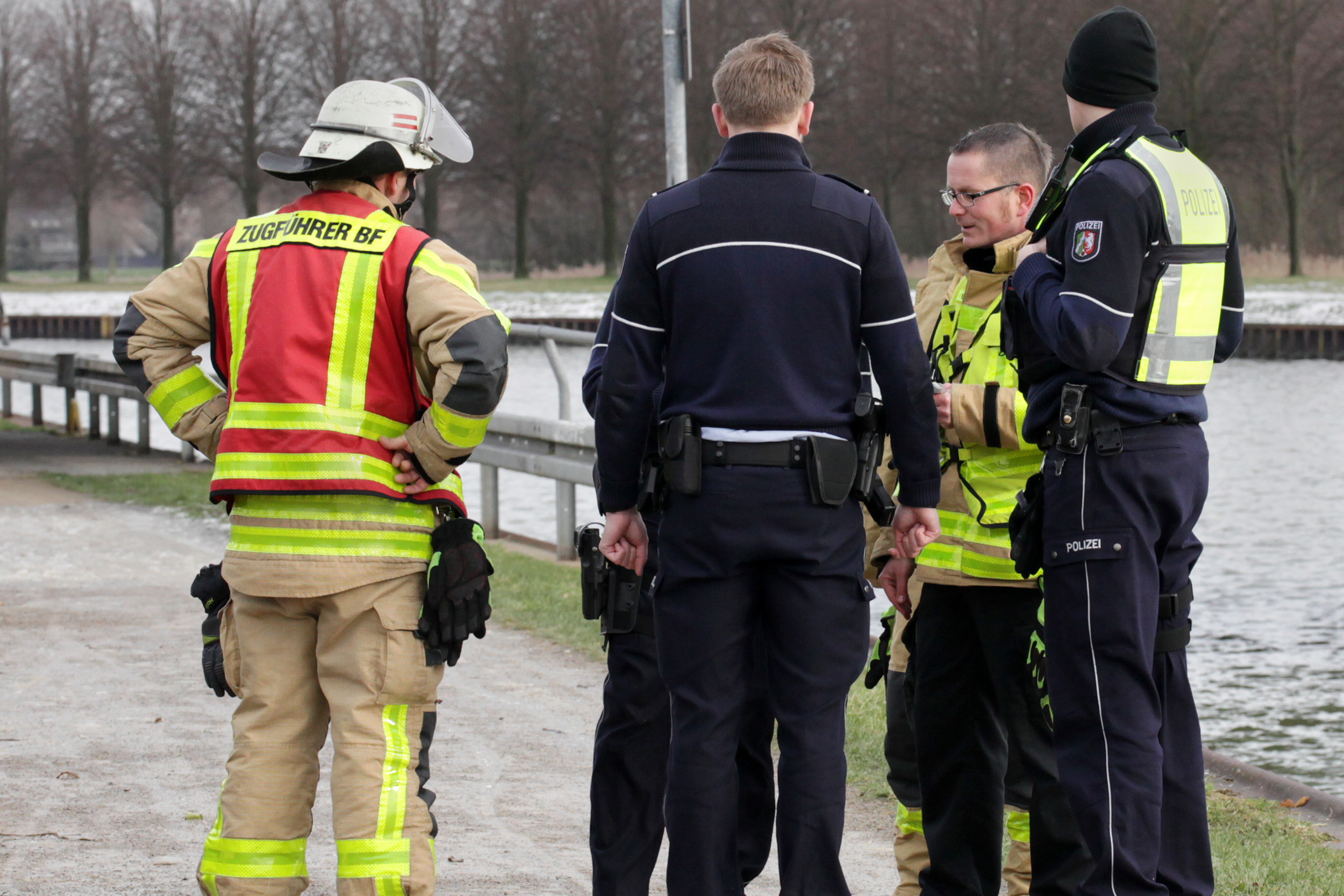 Feuerwehr und Polizei am Mittag am Einsatzort am Kanal - die Frau und ihr Hund waren da schon wieder auf dem Weg nach Hause.