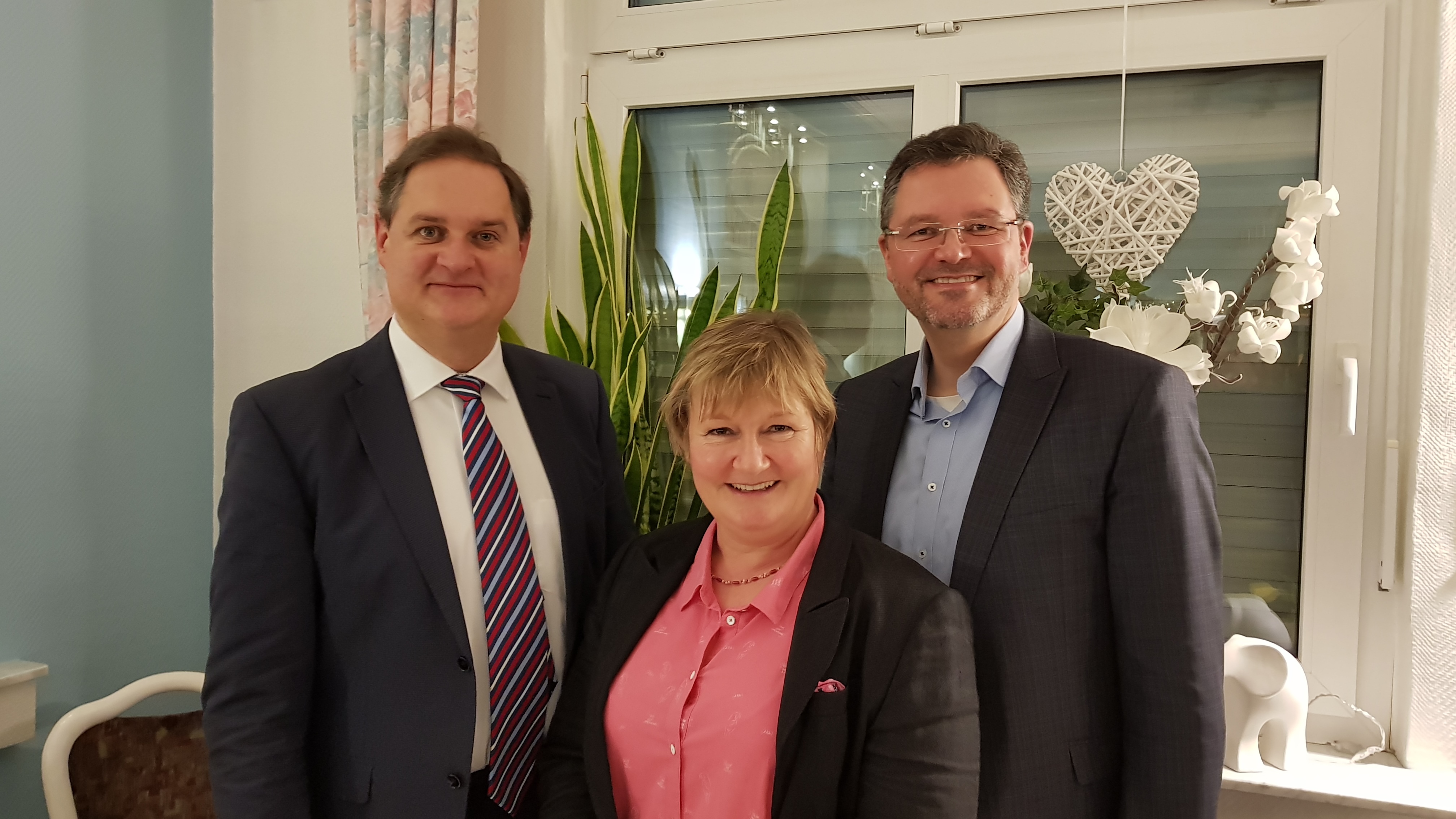 Von links:
Fraktionsvorsitzender Arne Hermann Stopsack, Vorsitzende der FDP Hemer Andrea Lipproß, landtagsabgeordneter Bodo Middeldorf