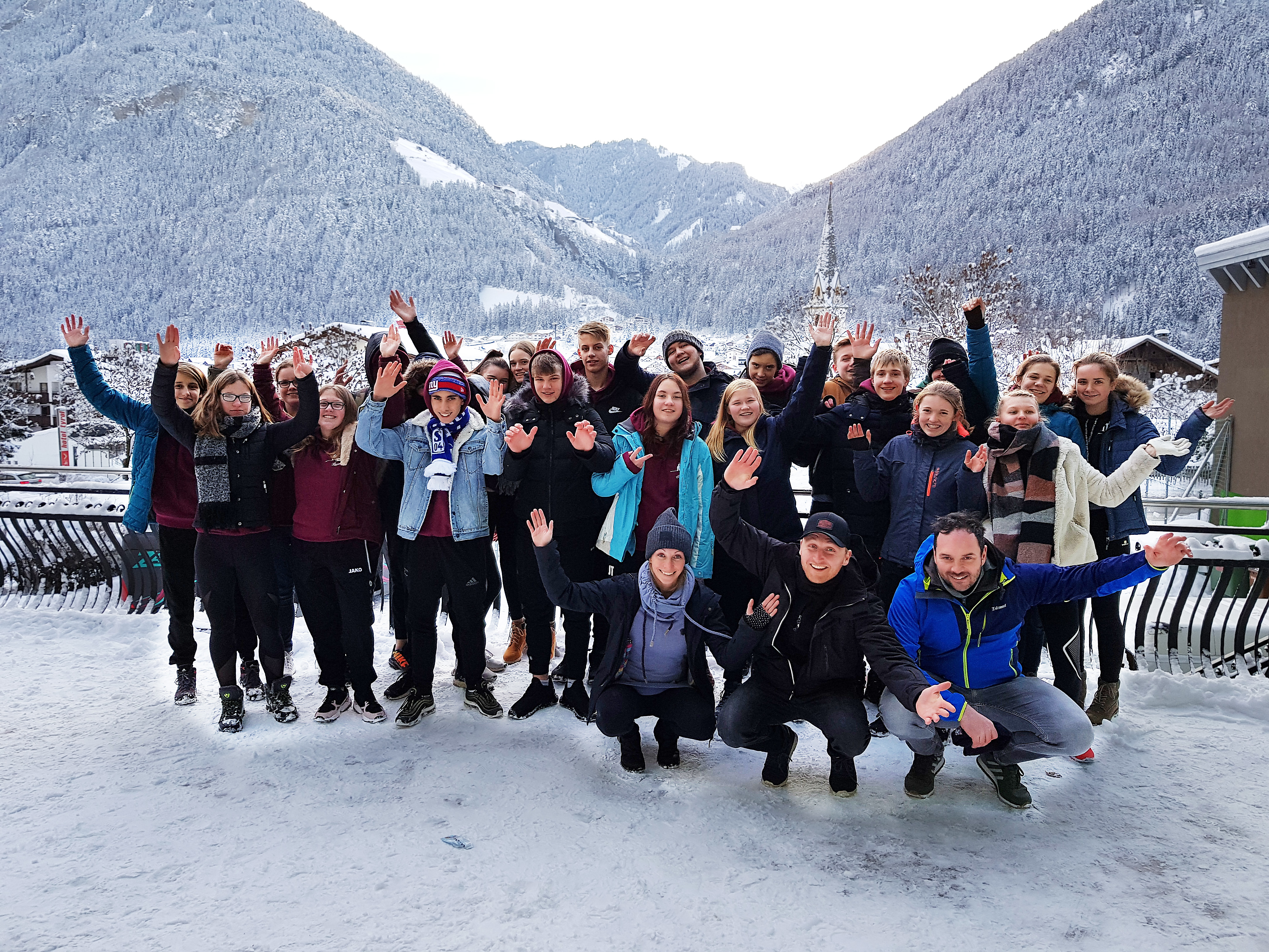 Gruppenbild mit Lehrern.