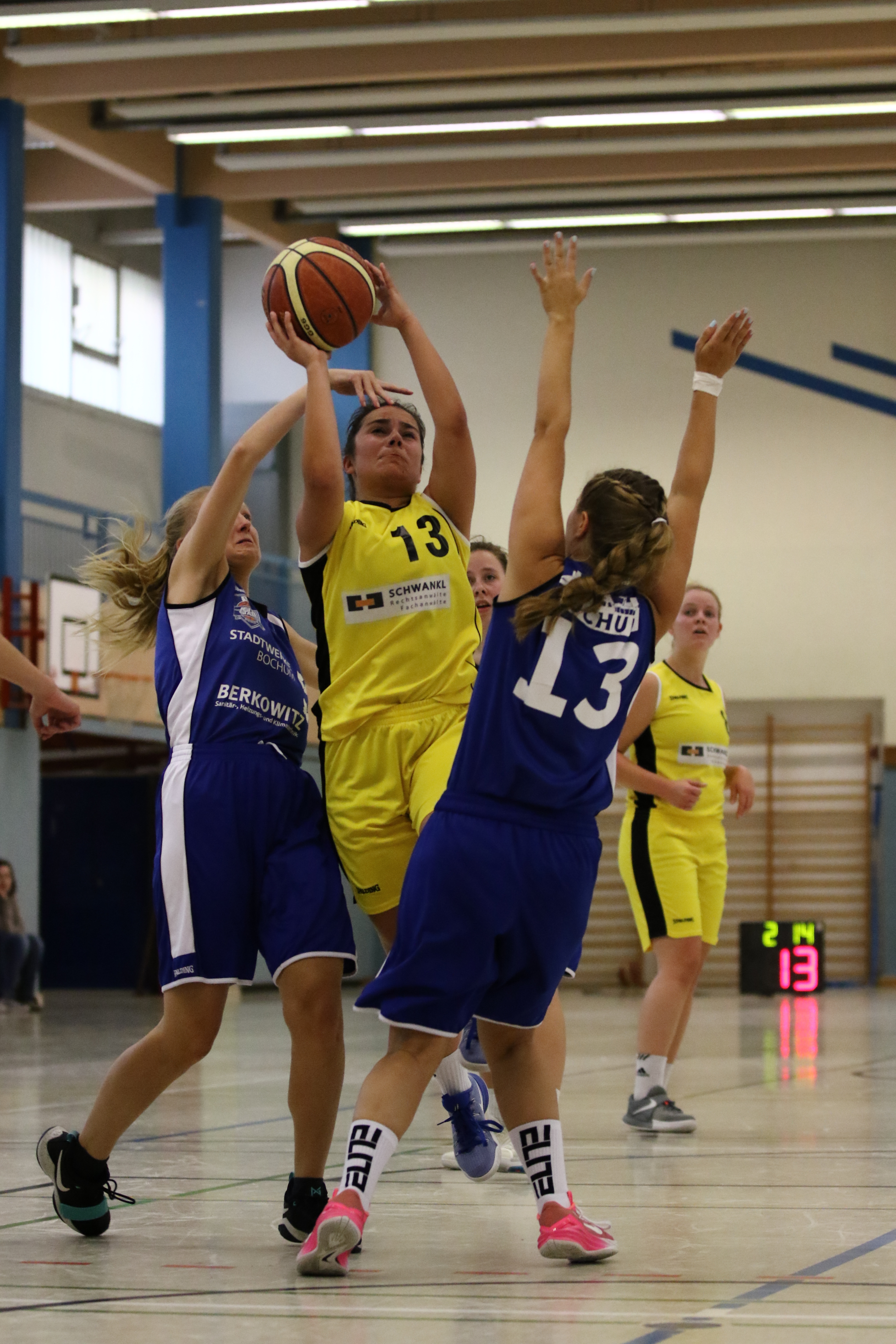 "Stand-By"-Spielerin Lisa Niedrig erzielte in der Partie bei den VfL AstroStars Bochum II 11 Punkte, darunter auch drei erfolgreiche Dreier. Aber auch sie konnte die deutliche 41:68 Niederlage der RBH Oberliga-Damen nicht verhindern.