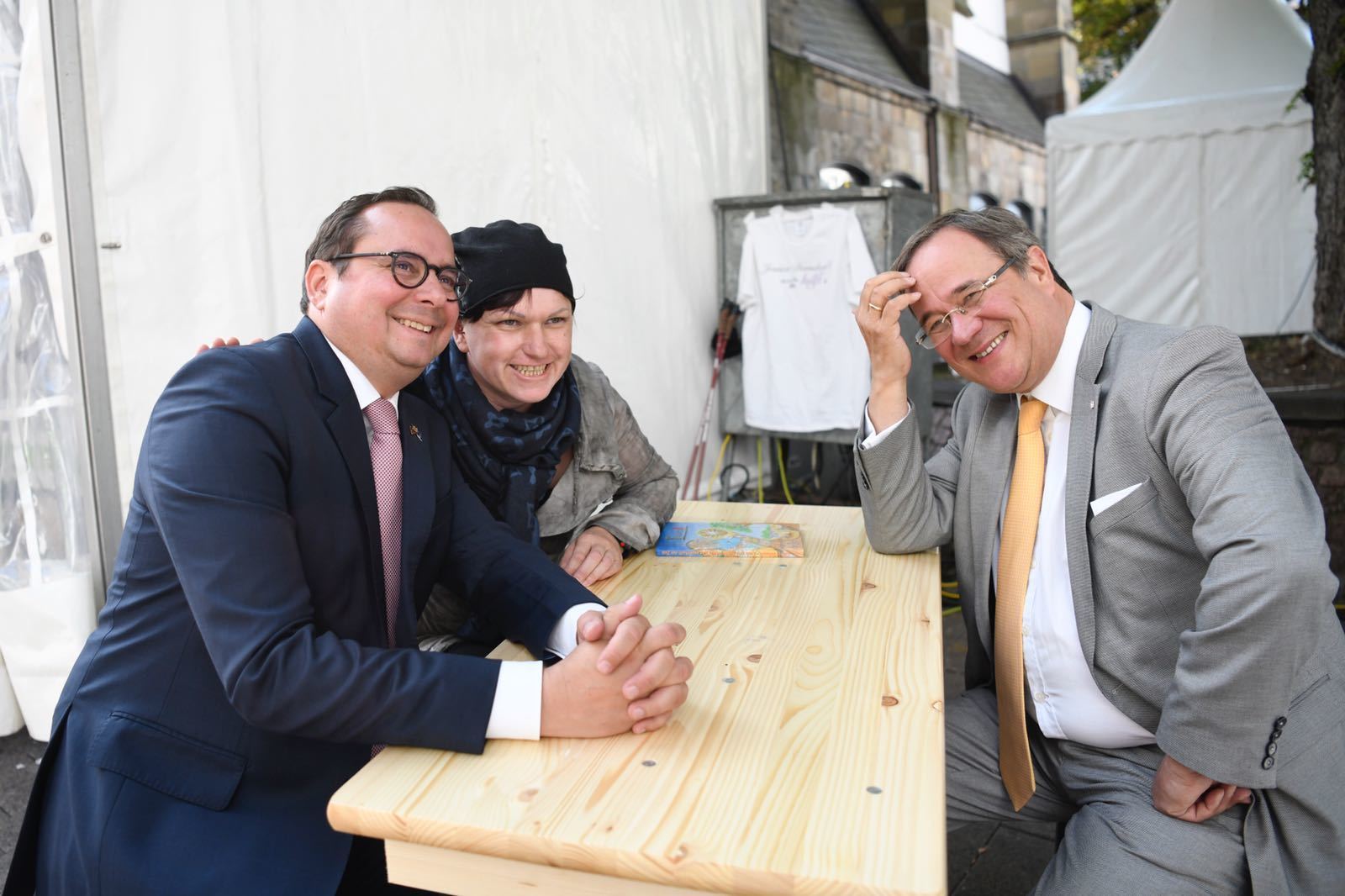 Auch Oberbürgermeister Thomas Kufen (links) und Ministerpräsident Armin Laschet schätzen den Einsatz des "Team Dorndorf".