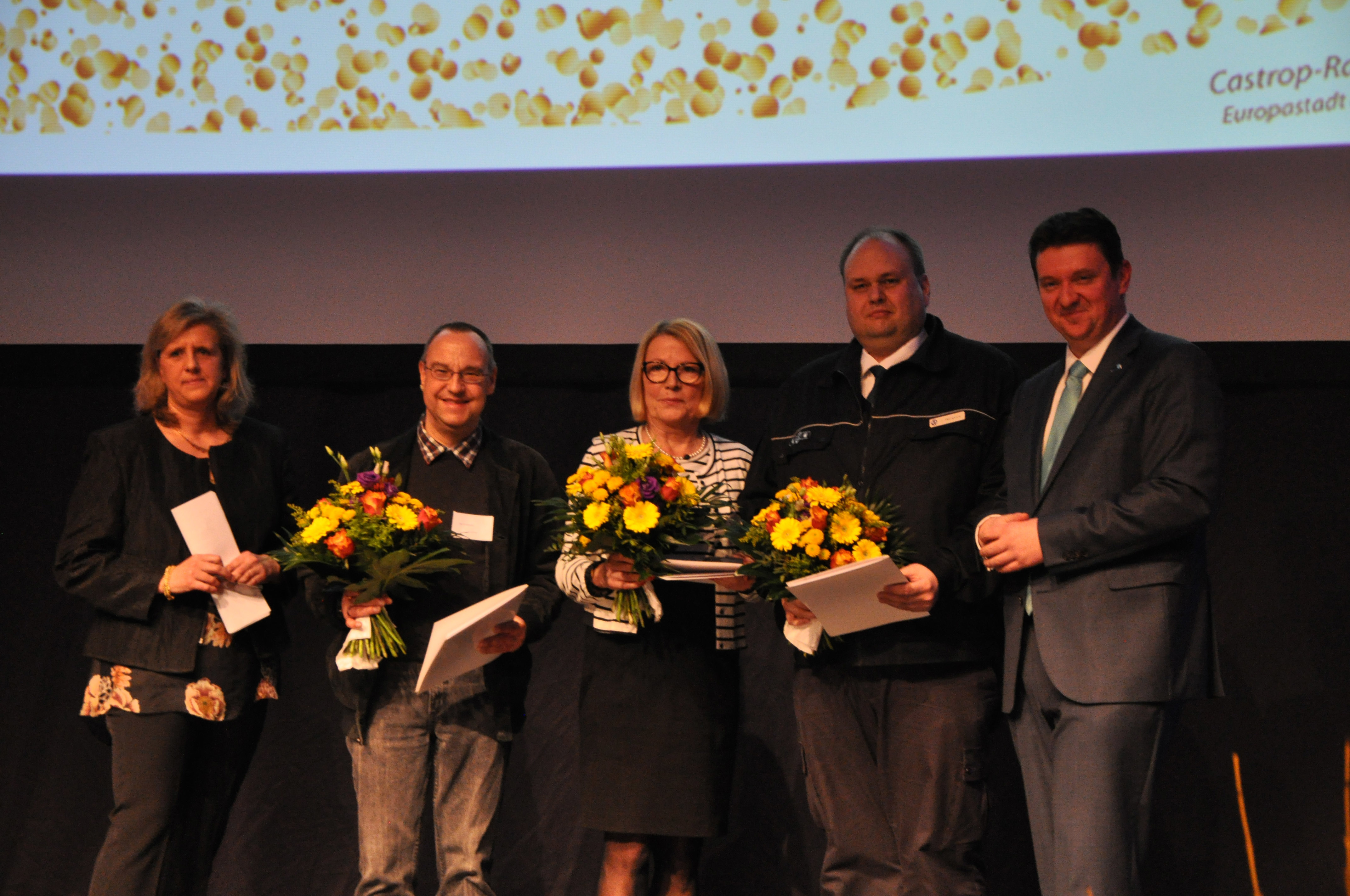 Bürgermeister Rajko Kravanja (r.) und Sozialdezernentin Regina Kleff (l.) zeichneten Ralf Andreas Schäpers (2.v.l.), Maria Margaretha Omidi und Jan Steinbock mit der Ehrennadel der Stadt aus.