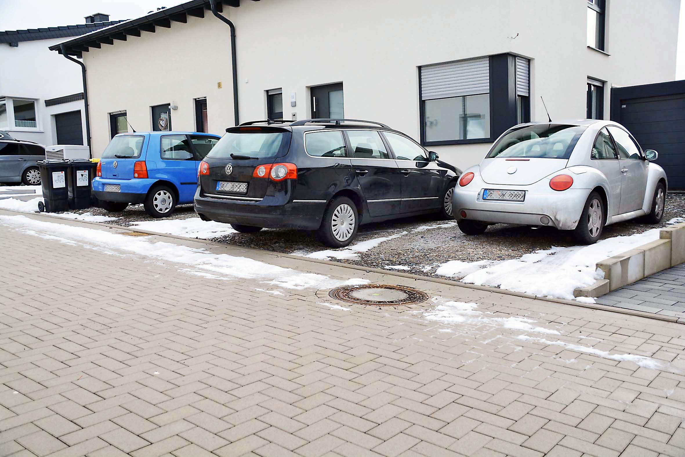 Die "Kahle Hege" in Asseln ist eine Siedlung in den Kinderschuhen, nach den Häusern sind nun Gärten, Vorgärten und Einfahrten gestaltet - zum Ärger des Bauordnungsamtes der Stadt. Es bemängelt, dass Bauherren sich in mehr als 40 Fällen nicht an den Bebauungsplan gehalten haben.
