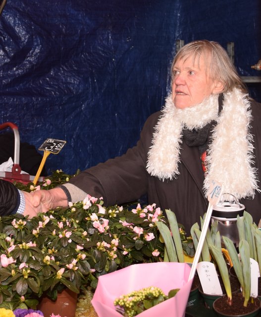 Die Jubilarin in ihrem Blumenstand auf dem Halterner Wochenmarkt.