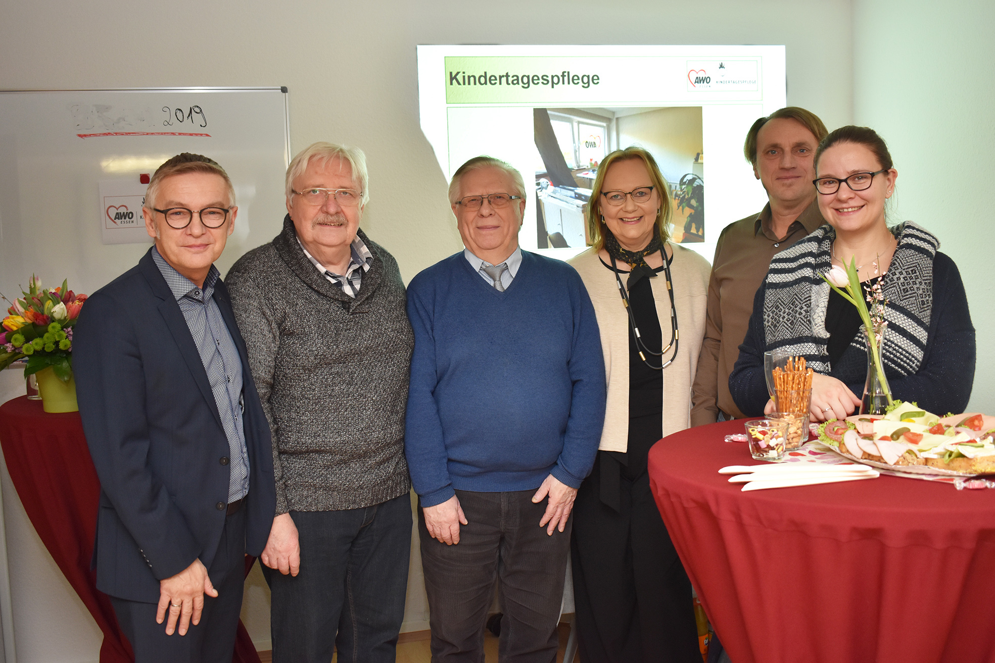 Feierten Geburtstag in den neuen Räumen der Kindertagespflege (v.l.): Oliver Kern, Ulrich Schulte-Wieschen, Gerhard Barnscheidt, Susanne Sperling, Andreas Lischka und Judith Schlupkothen.