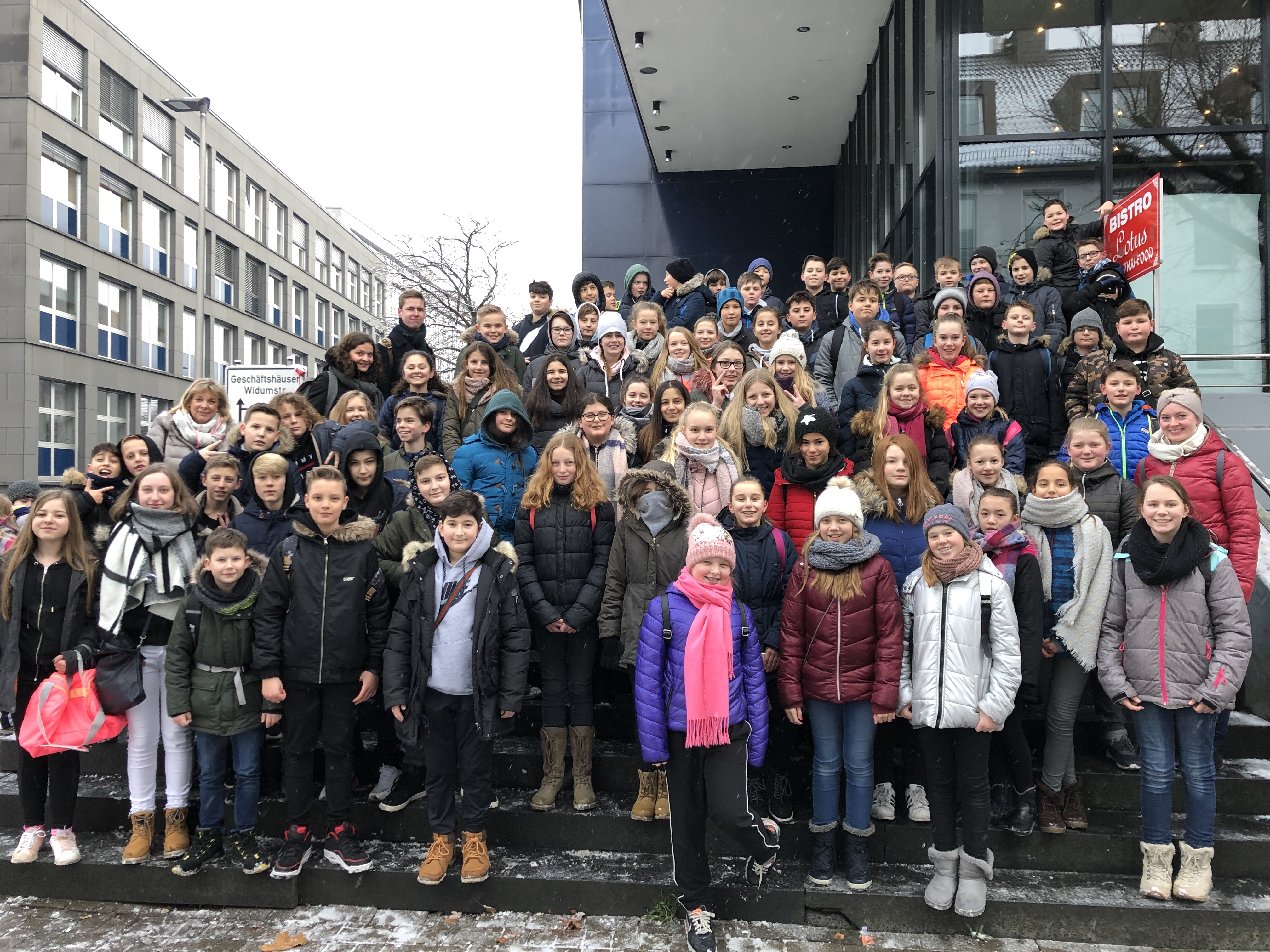In NRW nehmen jährlich über 100.000 Schüler*Innen an den Schul-Kino-Wochen teil, so auch die 6. Klassen des Marie-Curie-Gymnasiums. Foto: MCG