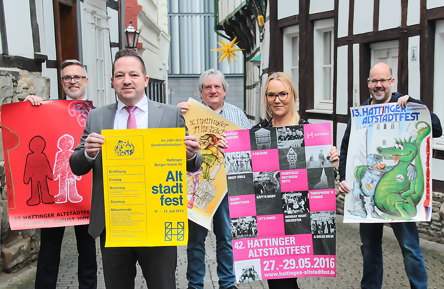 Unser Foto zeigt die Jury-Mitglieder (v.l.) Udo Schnieders (Sparkasse Hattingen), Steven Scheiker (Stadtwerke Hattingen), Roland Römer (STADTSPIEGEL), Sandra Glomb (Projektleiterin, Hattingen Marketing) und WAZ-Redakteur Michael Brandhoff mit Plakatmotiven vergangener Altstadtfeste. Foto: Jenk