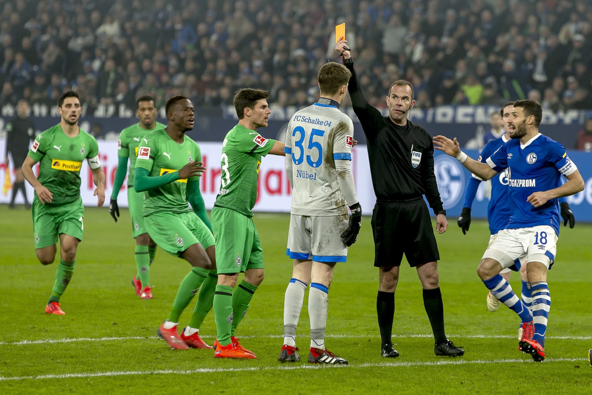 Schalke-Torwart Alexander Nübel sah gegen Borussia Mönchengladbach nach einer Stunde wegen einer Notbremse kurz vor dem Strafraum die Rote Karte.