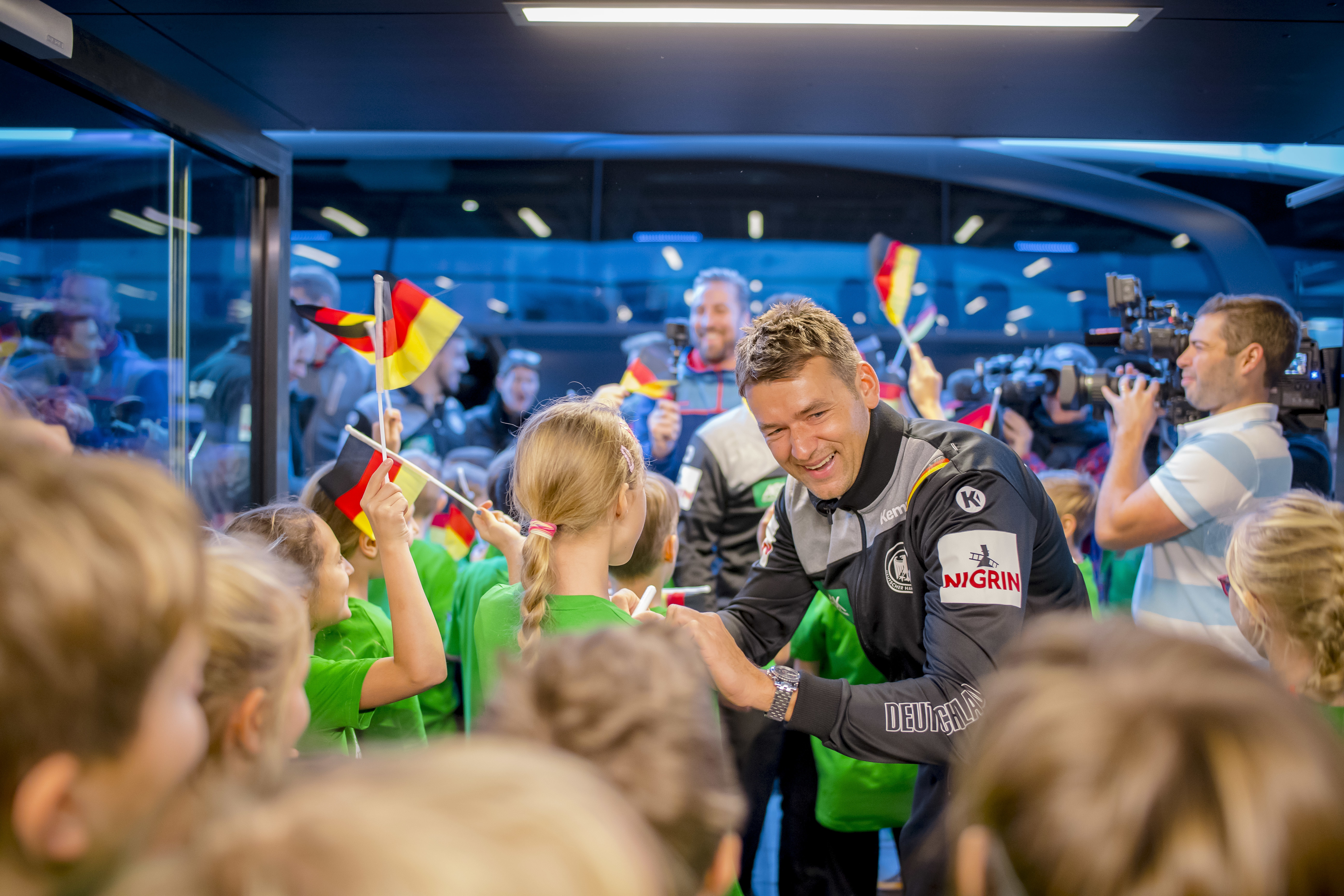 Bundestrainer Christian Prokop schreibt fleißig Autogramme.